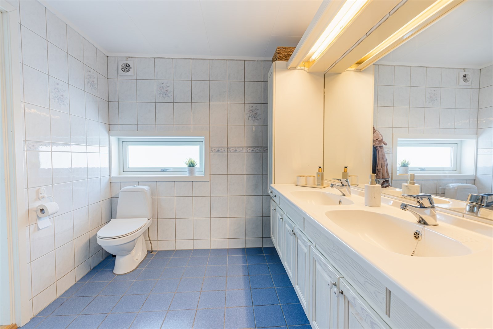 Badet har innredning med to nedfelte servanter og elektrisk styrt ventilasjon. Galleribilde