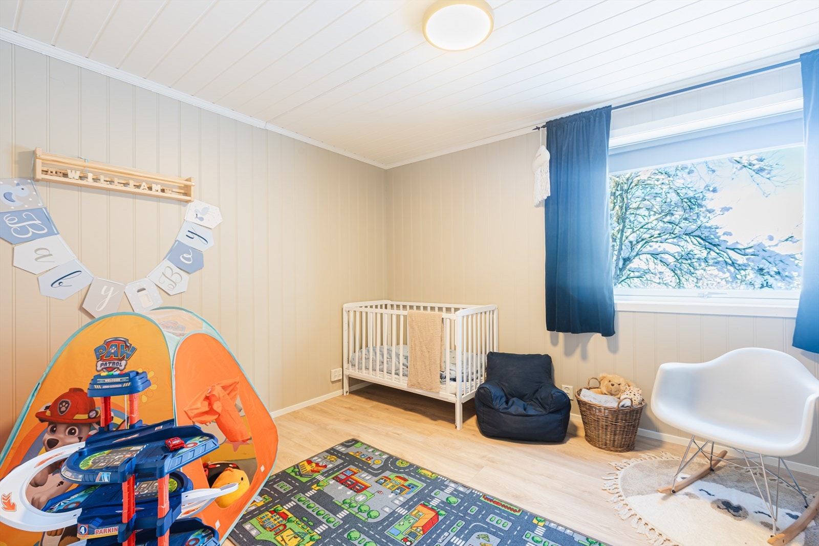 Soverom 3: Laminatgulv og panelvegger gir et solid og vedlikeholdsvennlig barnerom. Galleribilde