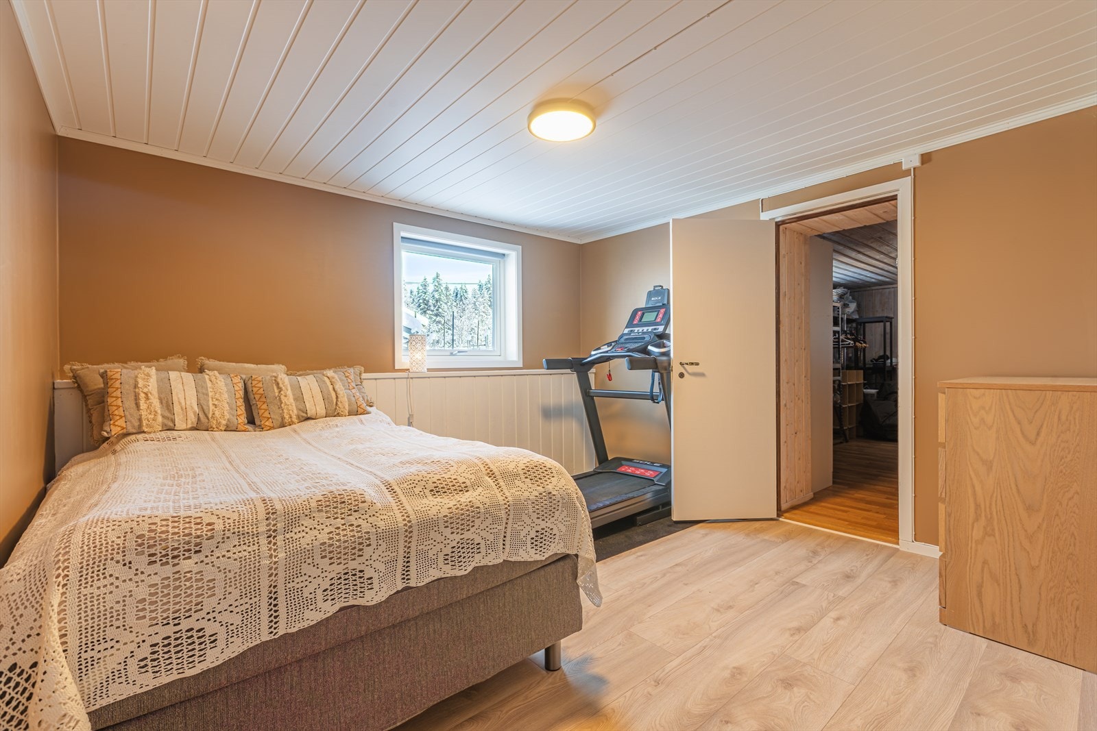 Soverom 4: Lyst soverom med laminatgulv og malt panel i taket gir en moderne følelse med enkel adkomst til lagerrom. (Dette rommet er ikke bruksendret i kommunen som soverom) Galleribilde