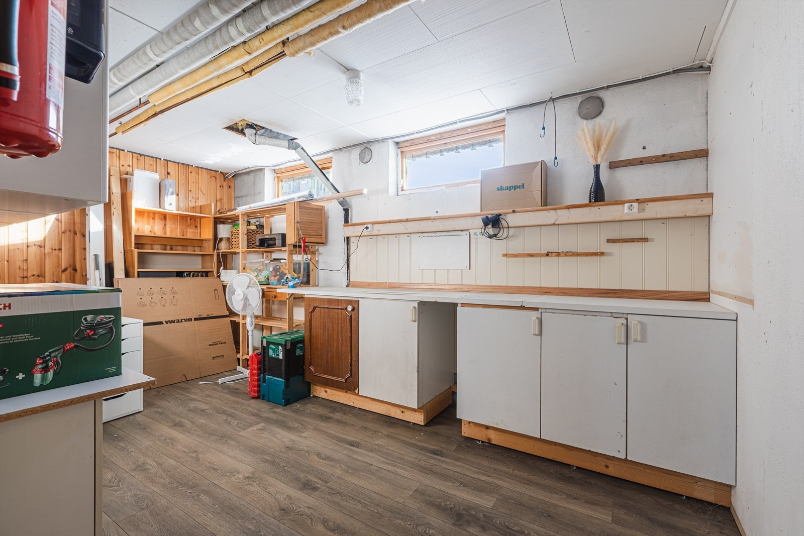 Kjellerbod: Rommet har god arbeidsplass med benker og skap for oppbevaring. Galleribilde