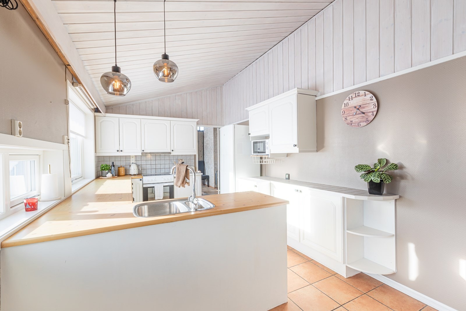 Romslig kjøkken med kjøkkenventilator med avtrekk ut sikrer god luftkvalitet. Galleribilde