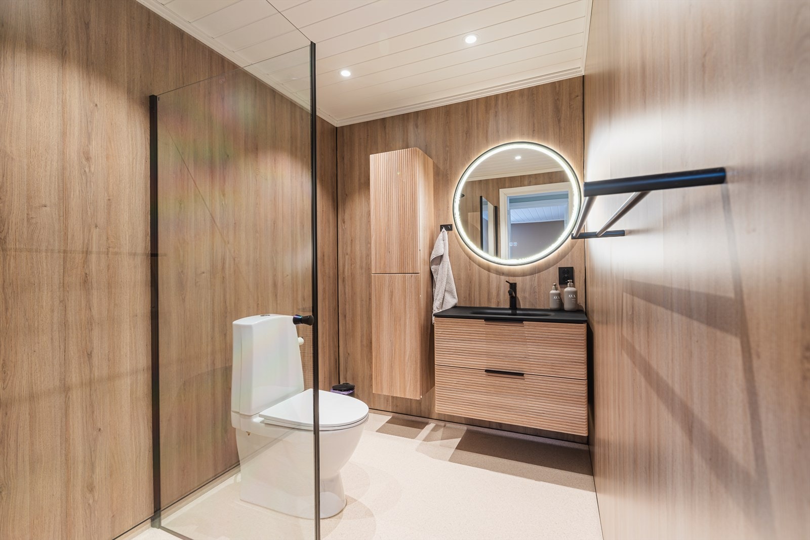 Baderomsplater på veggene gir et moderne uttrykk, kombinert med vinylbelegg på gulvet. Galleribilde