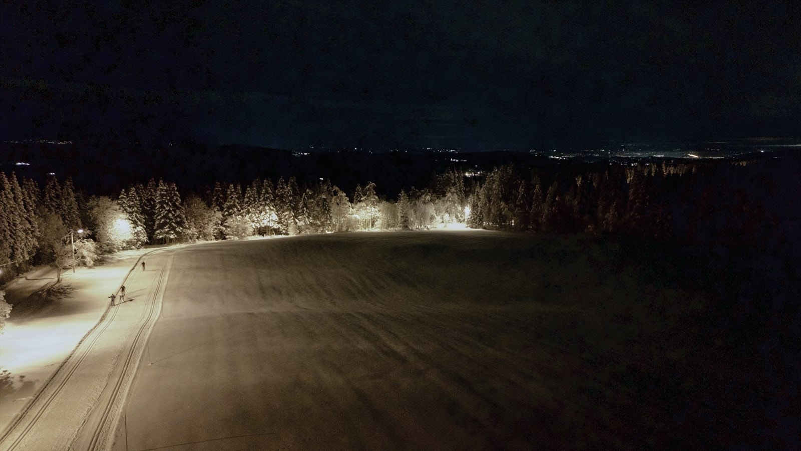 Lysløype i nærheten gir gode muligheter for vinteraktiviteter og på sommeren er det flotte tur- og sykkel-muligheter med utgangspunkt fra eiendommen. Galleribilde