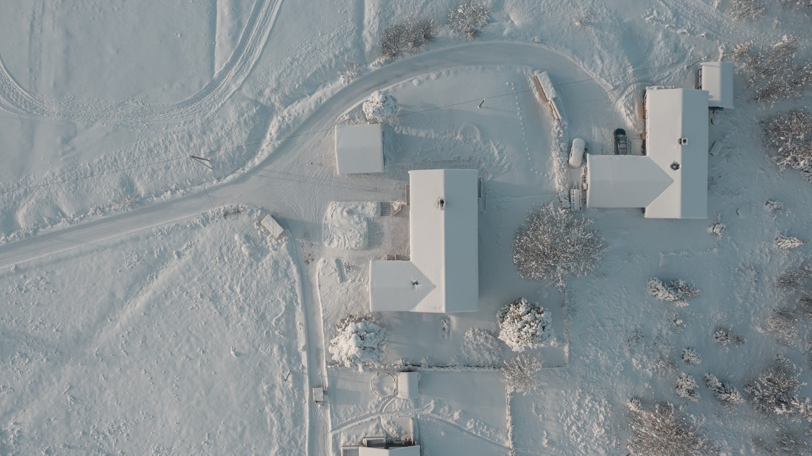 Oversiktsbilde av eiendommen viser den store tomten. Galleribilde