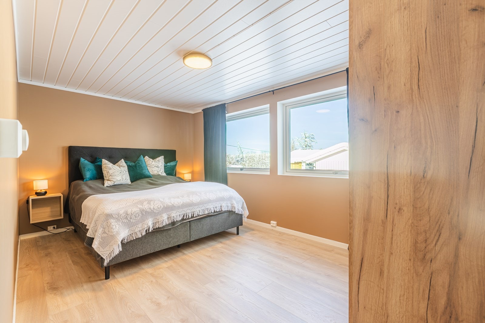 Hovedsoverom: Store vinduer slipper inn rikelig med naturlig lys i soverommet. (iflg. tegninger var dette opprinnelig 2 soverom) Galleribilde