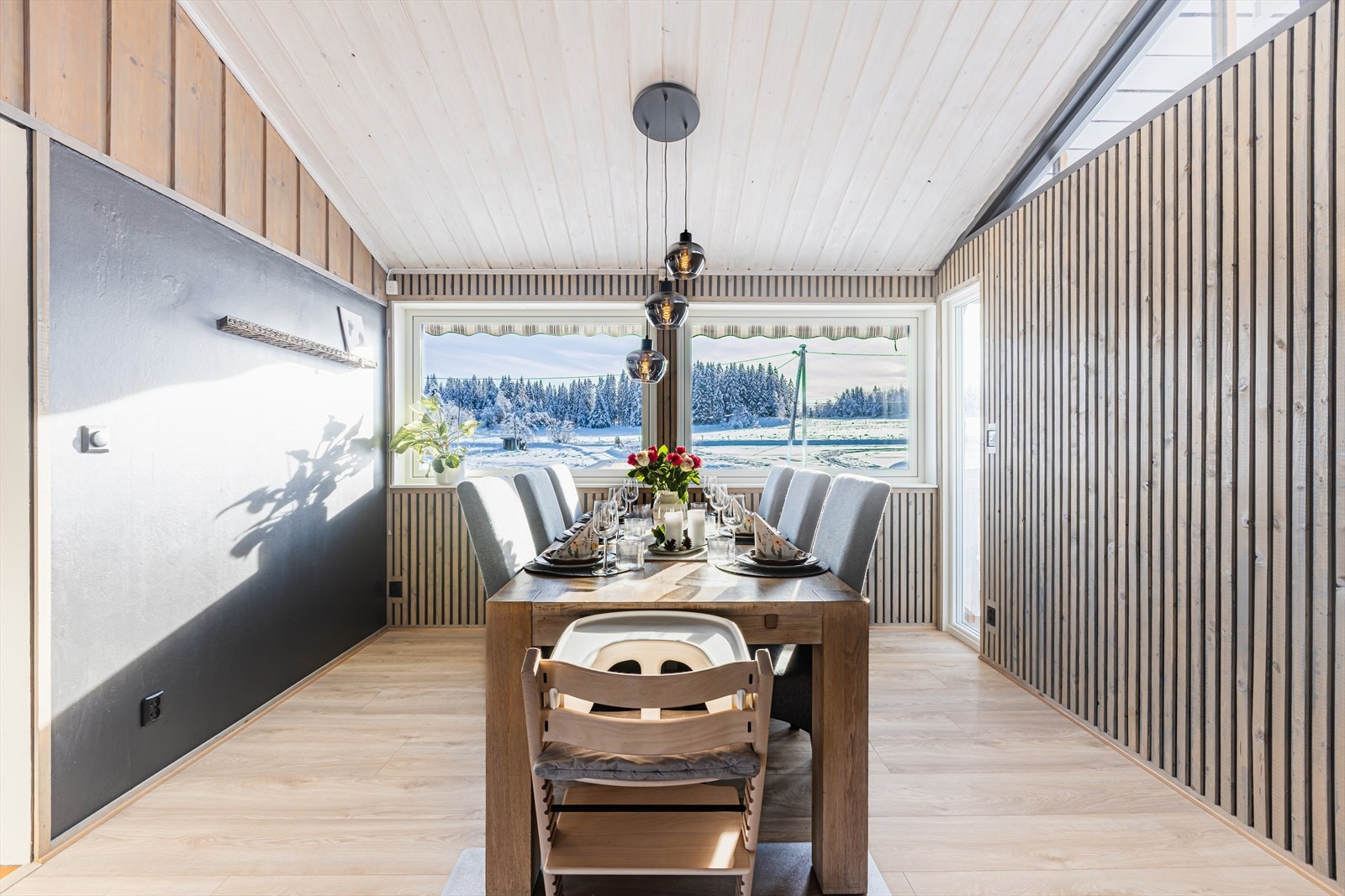 Spiseplassen har god plass til flere gjester. Spilevegg gjør boligen moderne og stilfull. Galleribilde