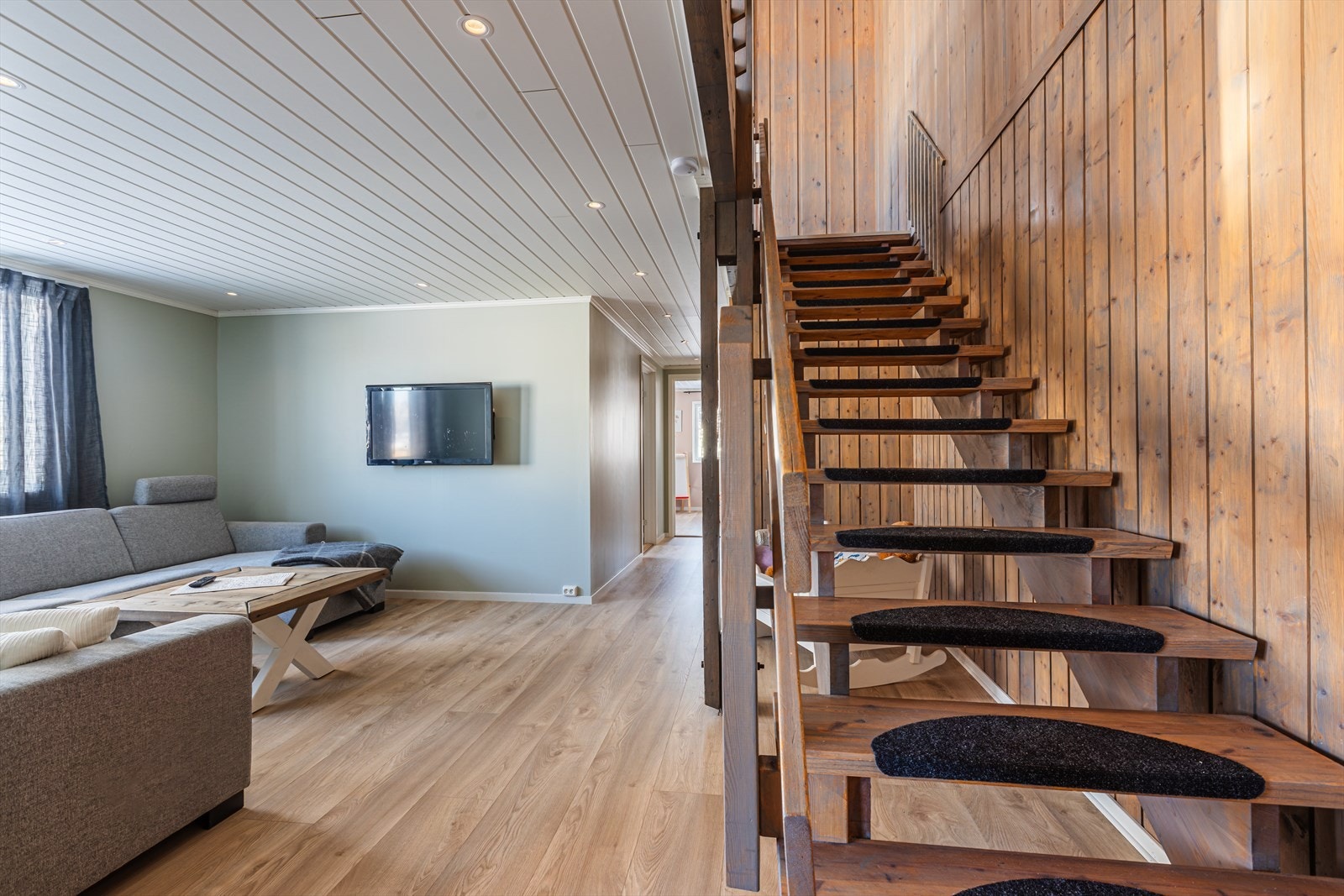 Velkommen til underetasjen. Beiset tretrapp gir enkel adkomst til andre etasje, mens parkettgulv gir et stilrent uttrykk. Her er det vannbåren varme i gulv. Galleribilde