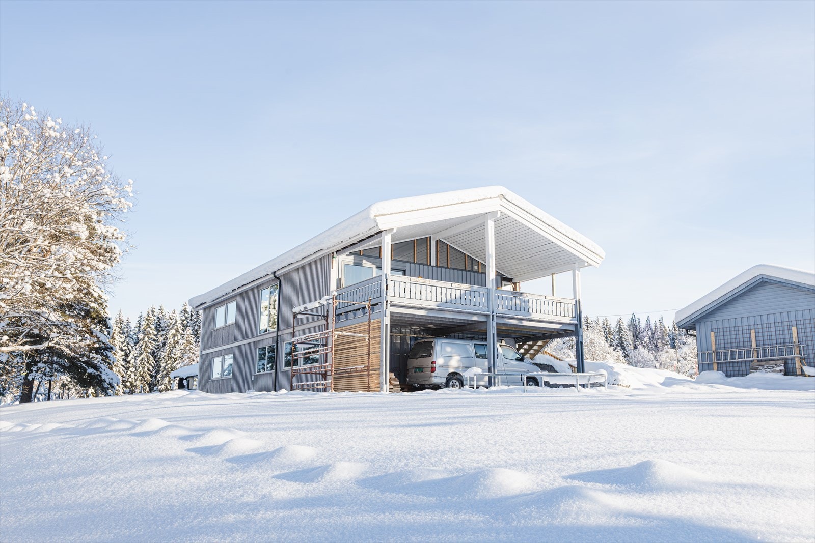 Boligen har en stor terrasse med delvis nytt rekkverk fra 2025. Her gjenstår det noen arbeid, men eier er snekker så her kan dere nok bli enige :-) Galleribilde