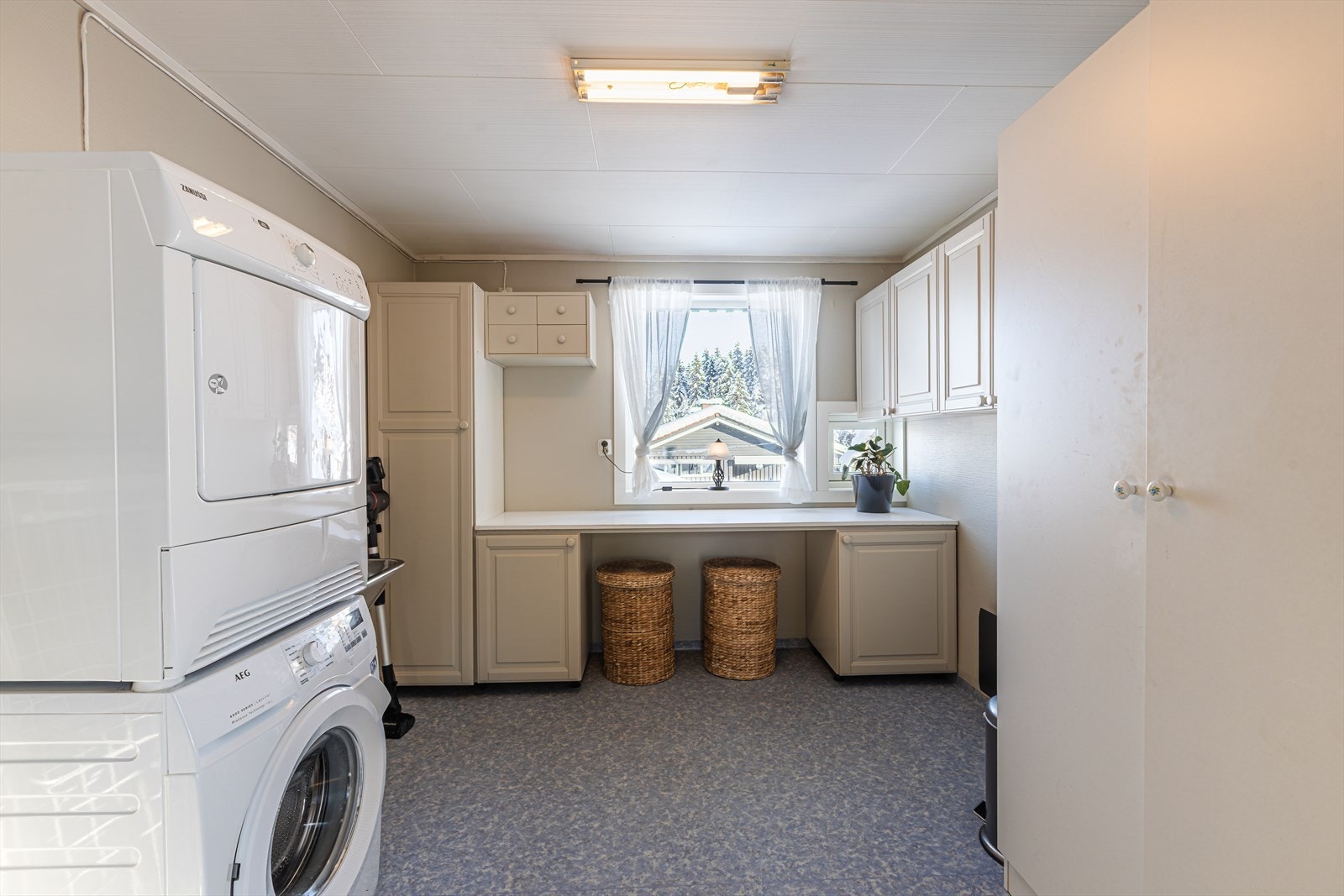 Vaskerommet har vinylbelegg på gulvet og malt strie på veggene, med naturlig ventilasjon. Det er opplegg for vaskemaskin og panelovn som varmekilde. Galleribilde