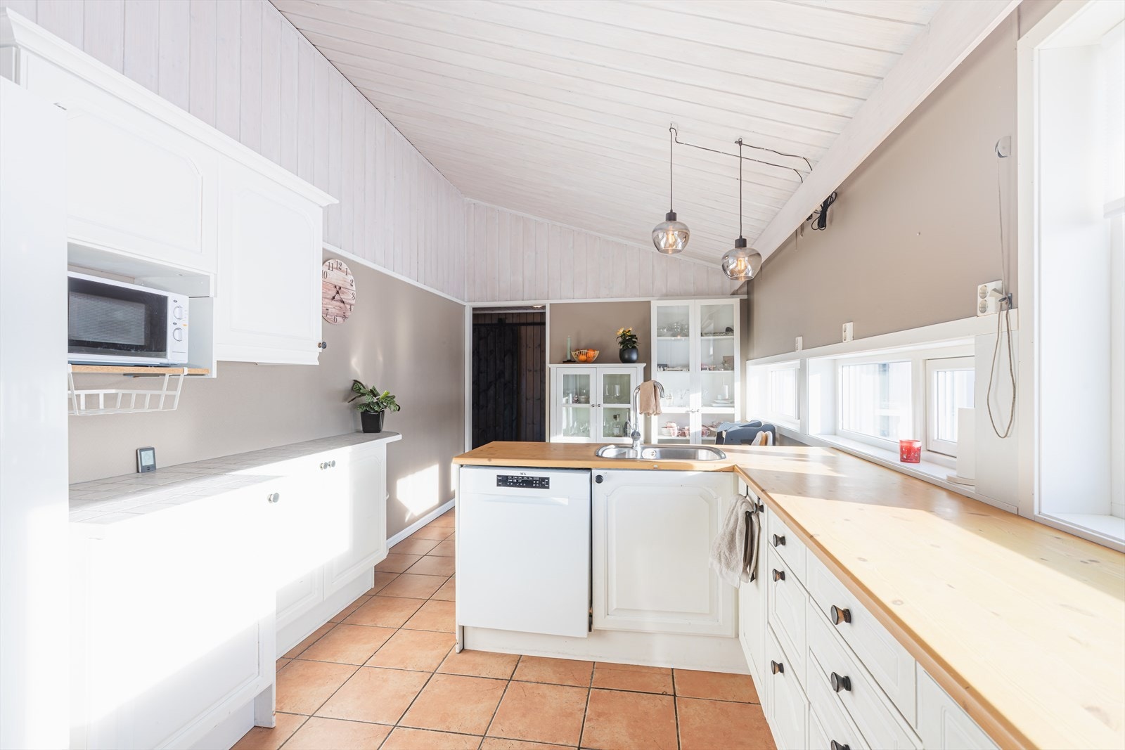 Det er plass til kjøleskap, komfyr og oppvaskmaskin på kjøkkenet, samt plass til spisebord om man ønsker det. Galleribilde