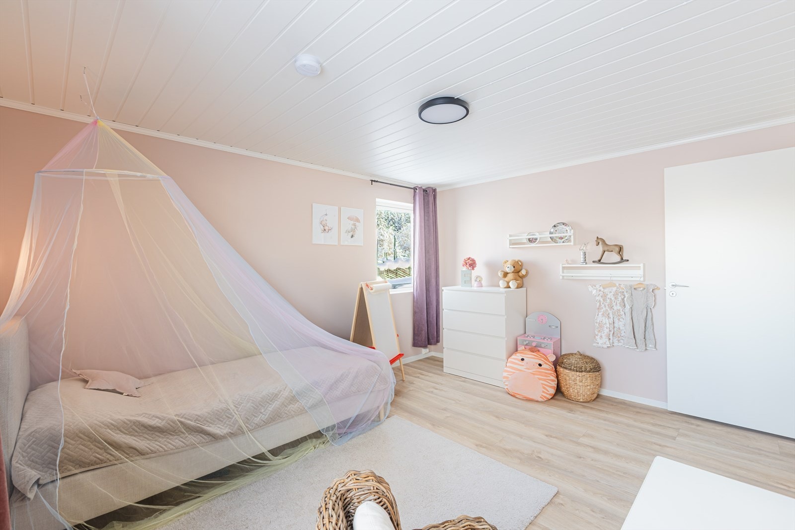 Soverom 2: Laminatgulv gir et slitesterkt underlag, mens de lyse veggene skaper en romslig følelse. Galleribilde