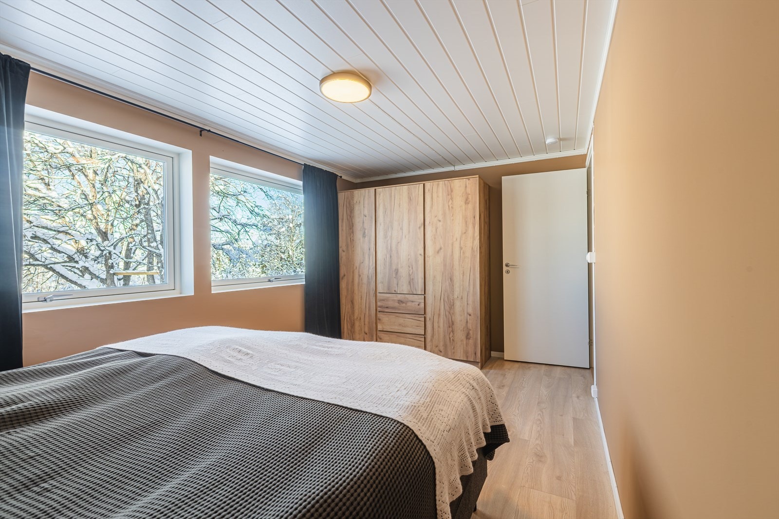 Garderobeskap med trestruktur gir praktisk oppbevaringsplass. Galleribilde