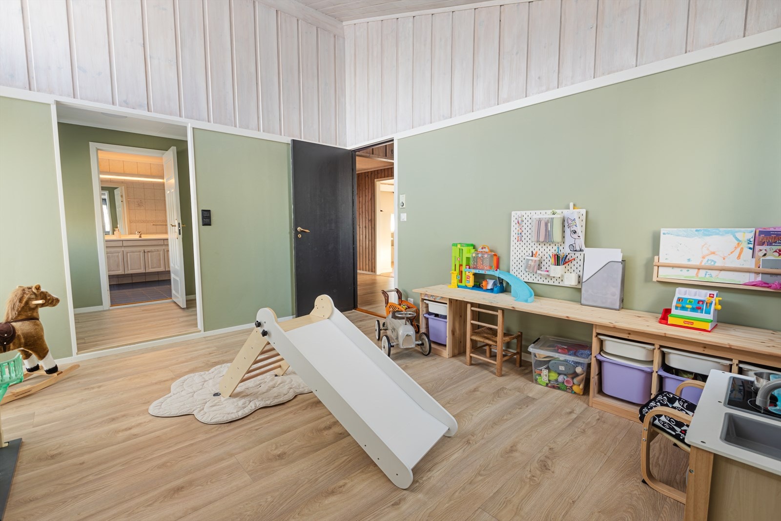 Dagens eiere har innredet soverommet som lekerom . Rommet har gulv av parkett som gir et slitesterkt og lettstelt underlag. Galleribilde