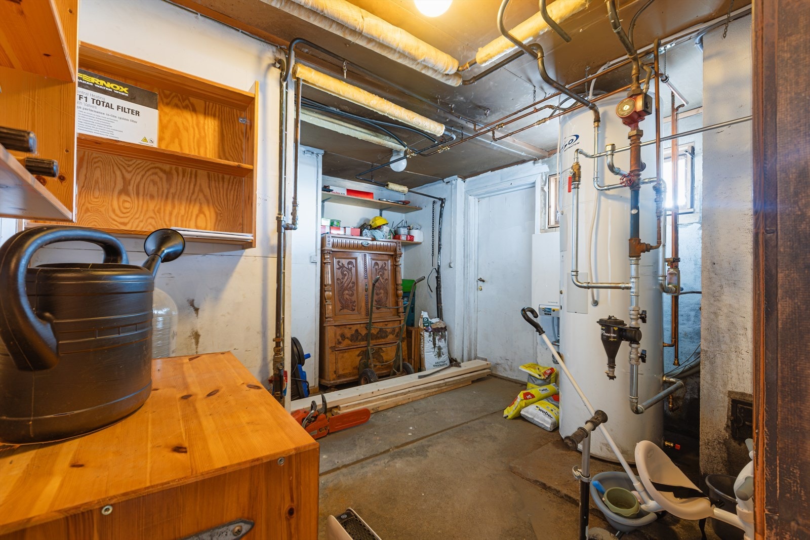 Teknisk rom med varmtvannstank og rørinstallasjoner, samt praktisk egen inngang fra carporten under terrassen. Galleribilde
