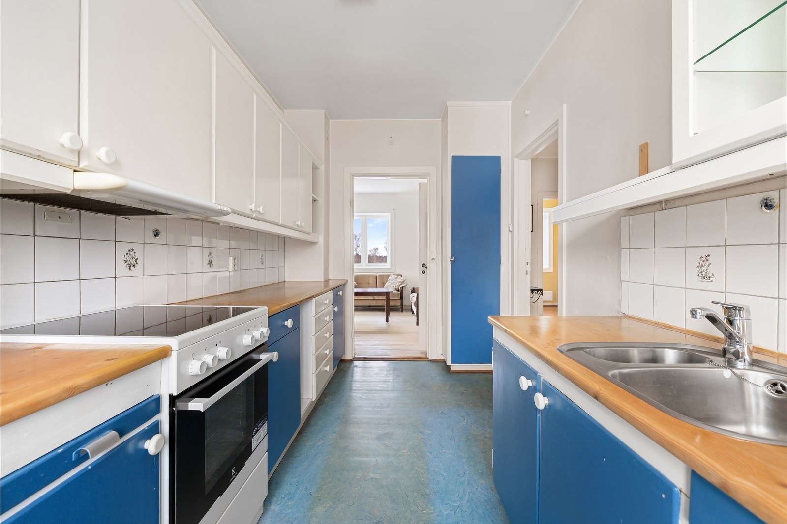 Kjøkkenet ligger separat med adkomst både fra stuen og i fra gangen. Galleribilde