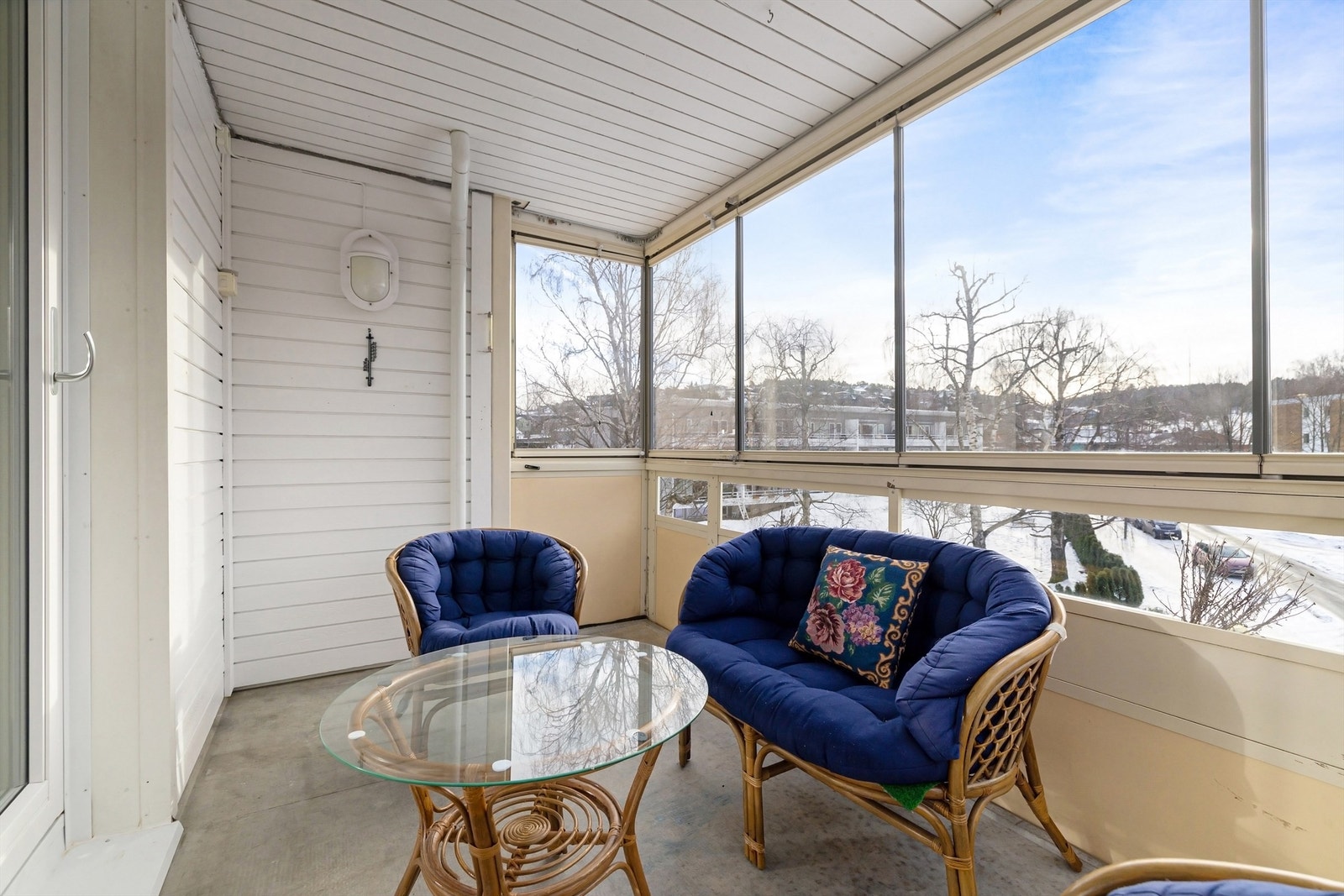 Innglasset uteplass på ca. 9 kvm. Her kan du sitte ute store deler av året, også når været ikke spiller helt på lag. Galleribilde