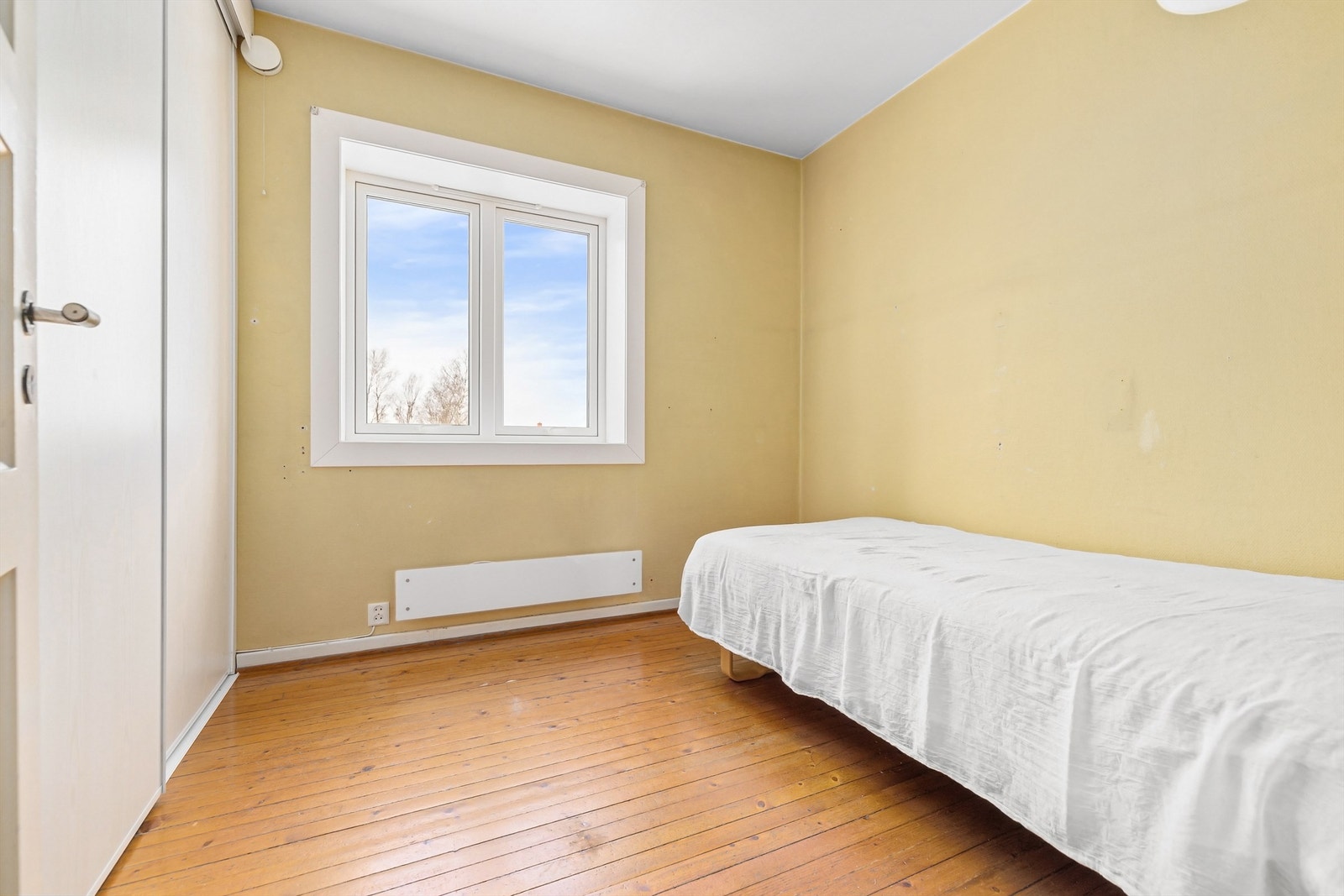 Soverom 2 med skyvedørsgarderobe. Galleribilde