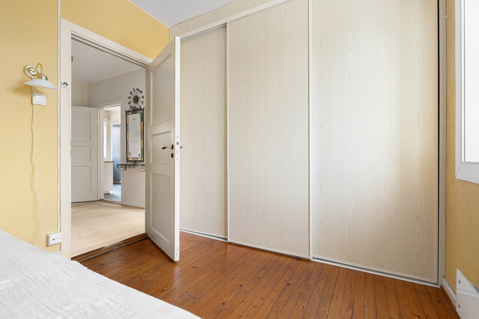 Soverom 2 med skyvedørsgarderobe. Galleribilde