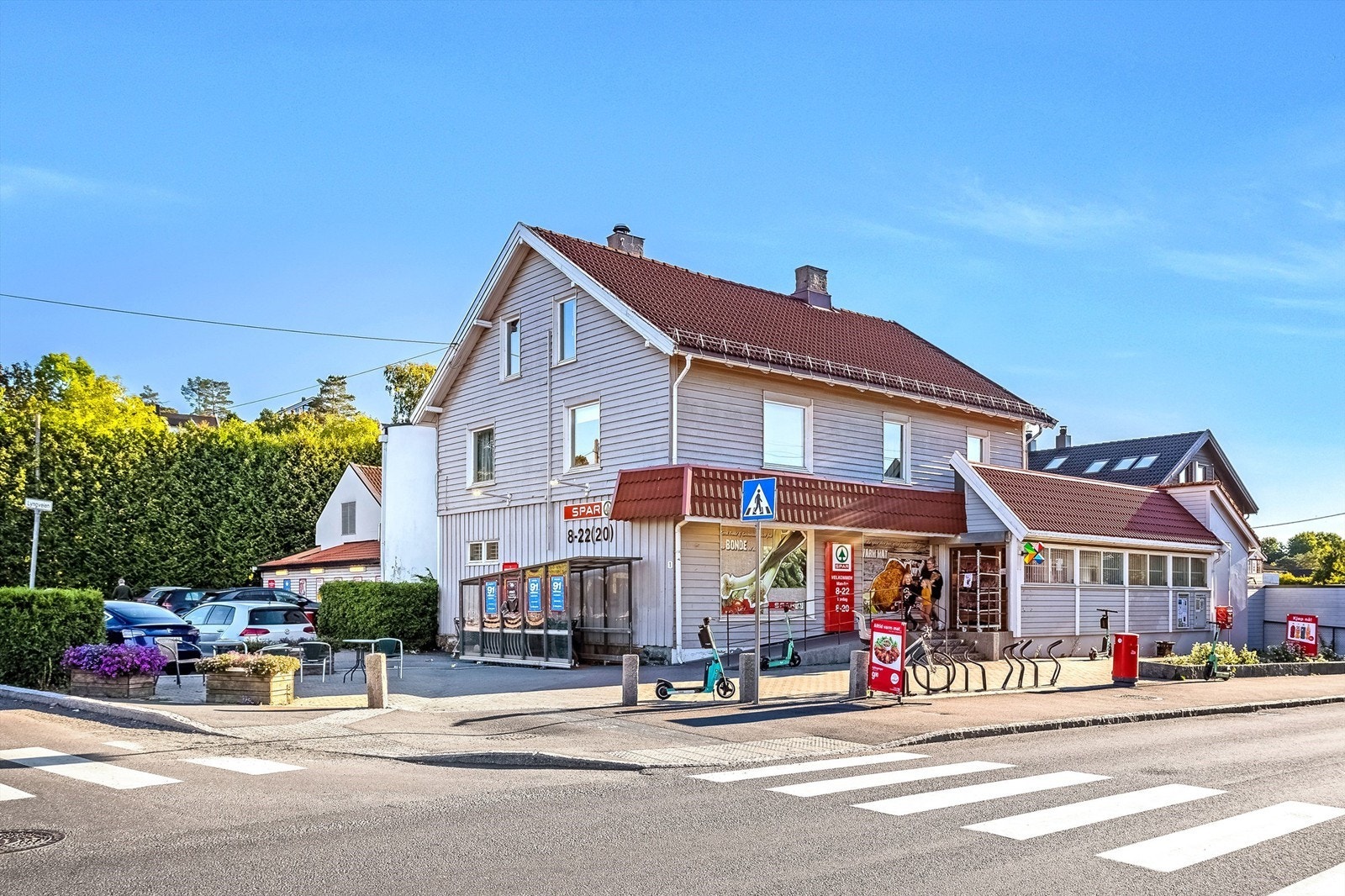 Få minutter til nærbutikk med Spar i Vårveien, samt Rema 1000 Ryen, Kiwi Ryen og søndagsåpne Extra Ryensvingen. Galleribilde