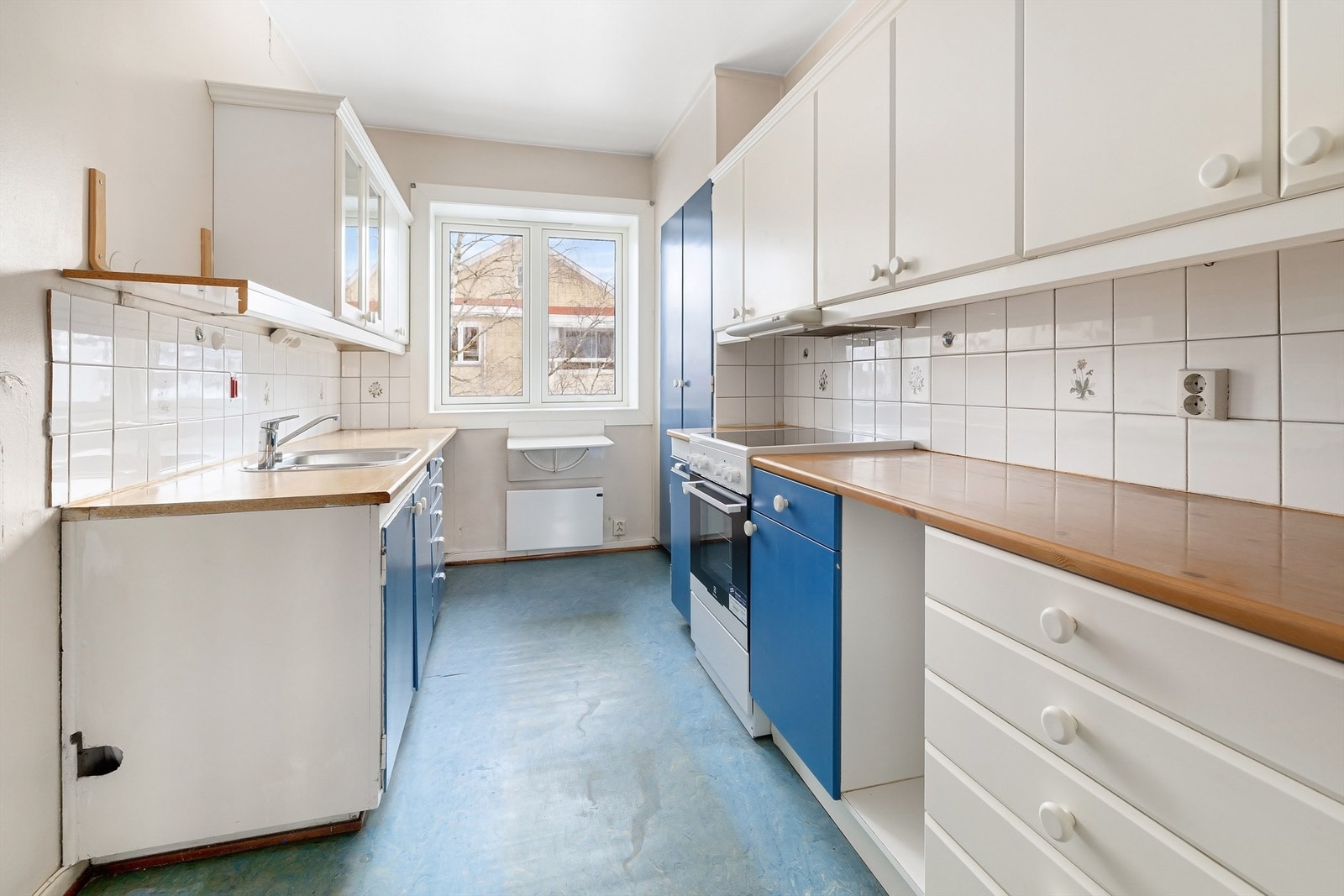 Varmtvannsbereder á 110 liter, datert 2020, er plassert under kjøkkenbenken. Galleribilde