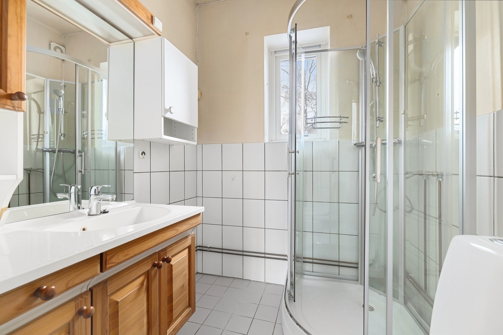 Badet har flislagt gulv med varme. Modent for oppussing (vurdert til tilstandsgrad 3 av takstmannen) Galleribilde