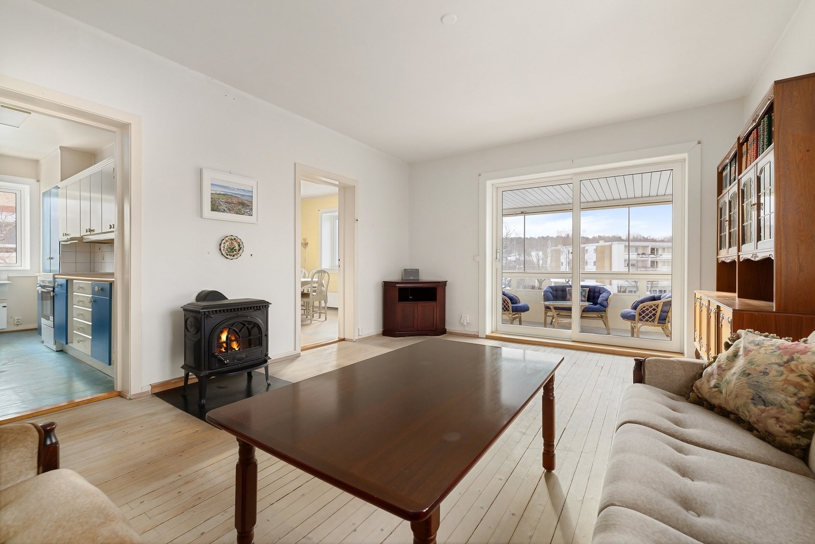 Bred skyvedør i glass ut til den innglassede balkongen. Galleribilde