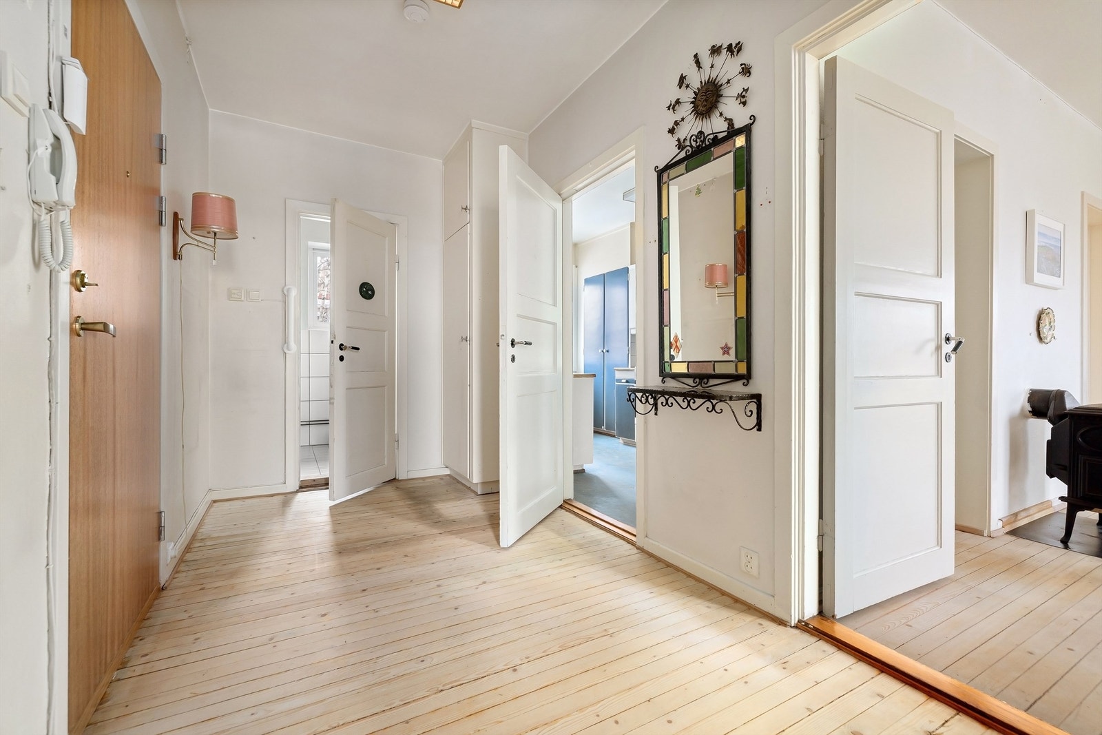 Tilliggende kott i gangen, noe som skaper en fin orden i hverdagen. Galleribilde