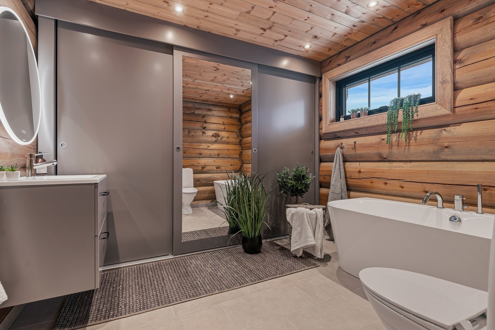 Bad 1 med plassbygd skyvedørsgarderobe Galleribilde