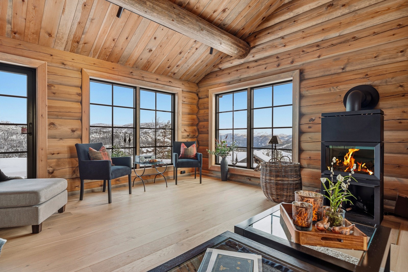 Store vindusflater i stuen som sørger for flott utsikt også innenfra Galleribilde