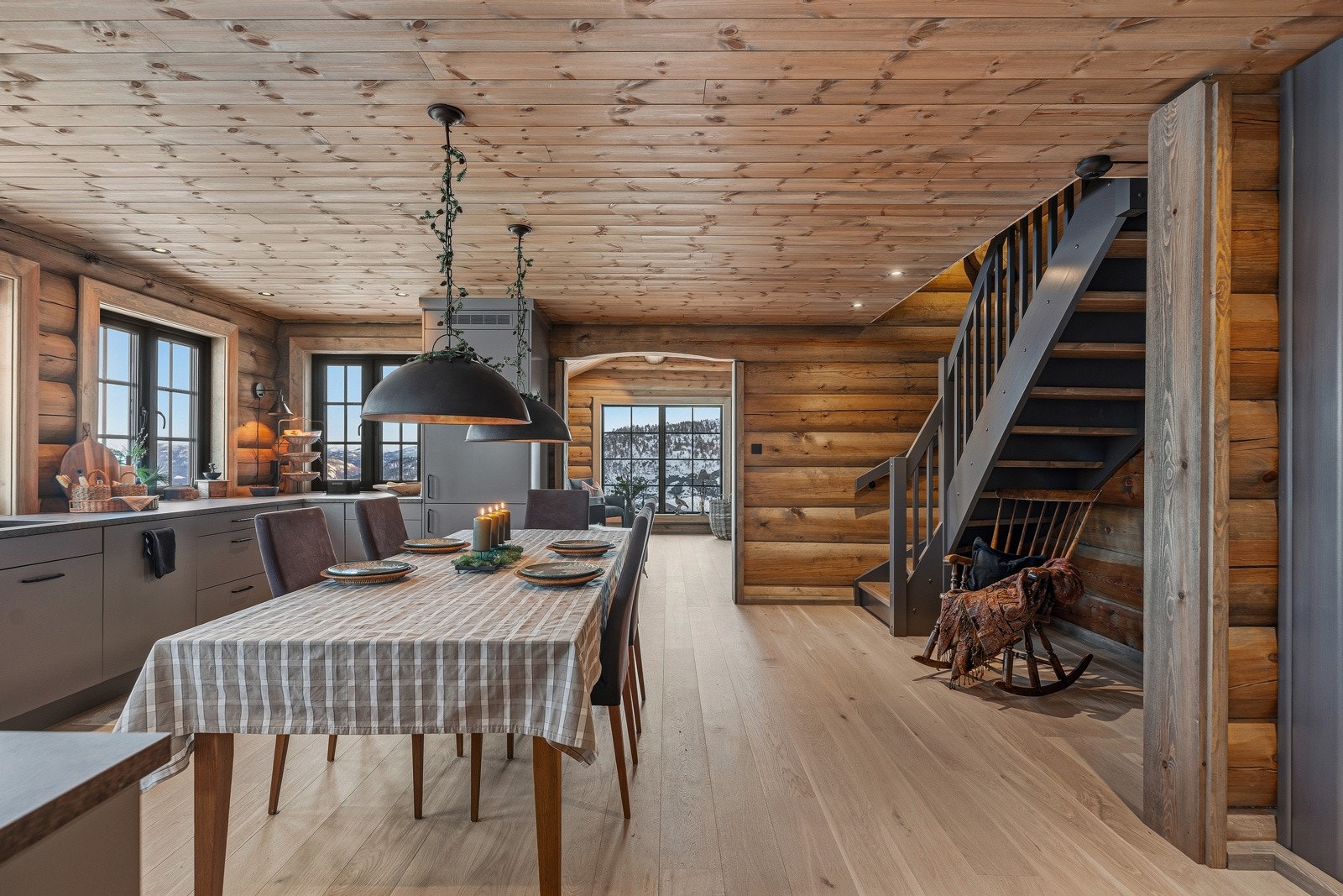 God plass til stort spisebord på kjøkkenet Galleribilde