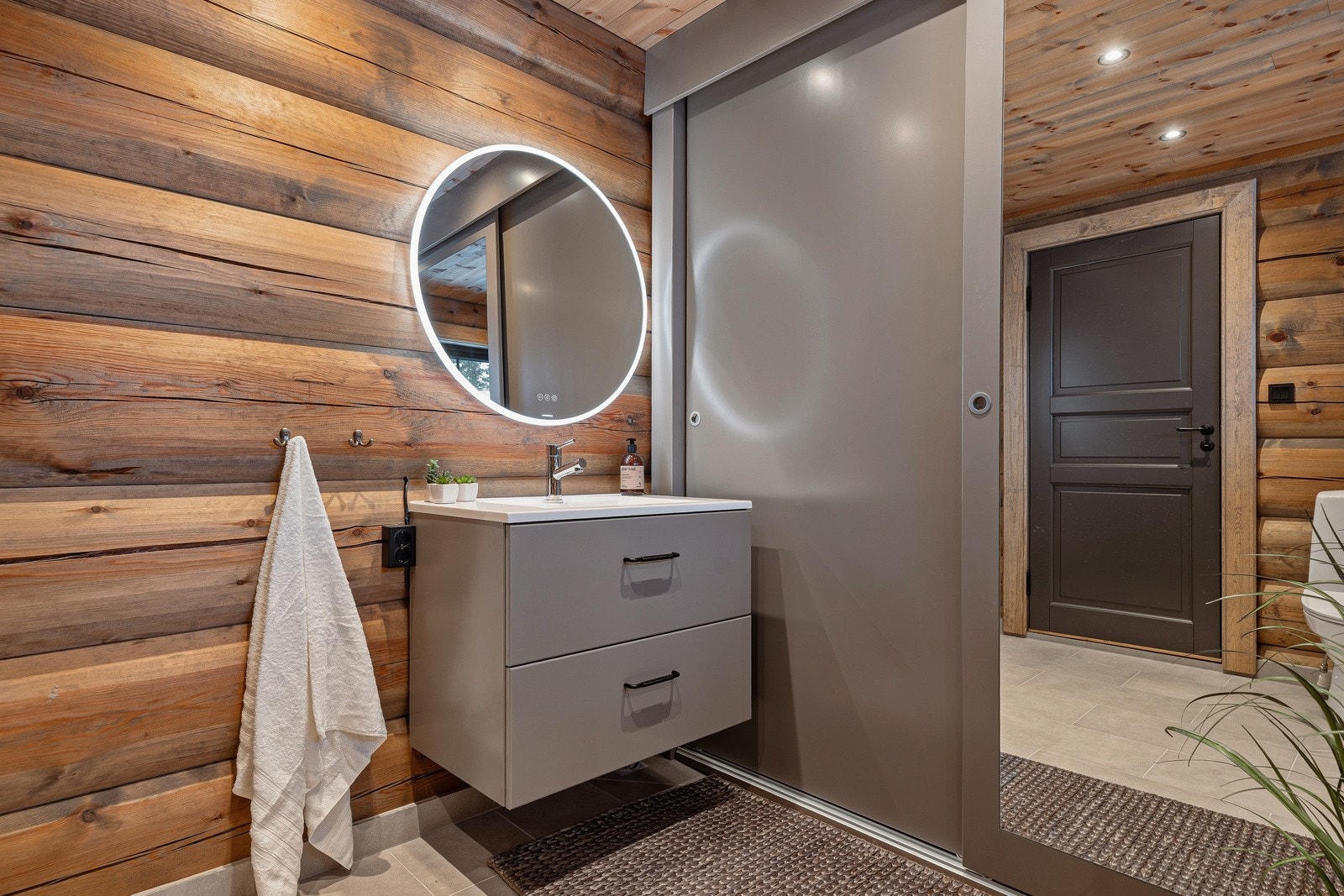 Bad 1 med plassbygd skyvedørsgarderobe Galleribilde