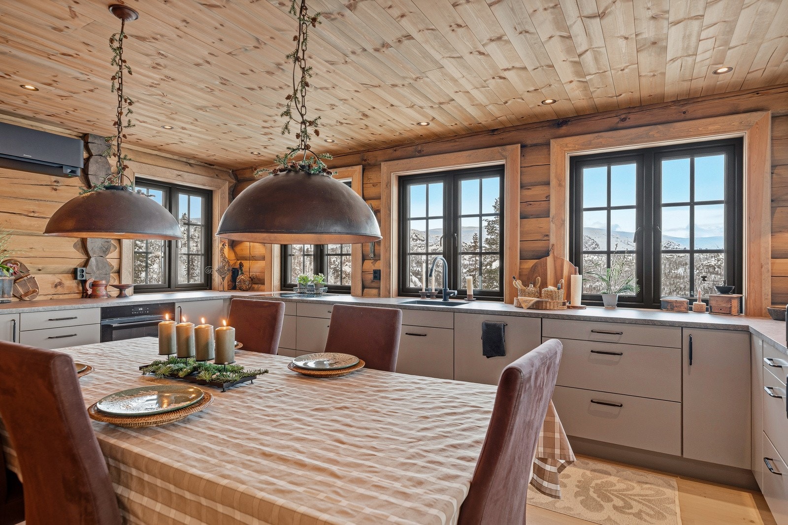 God plass til stort spisebord på kjøkkenet Galleribilde