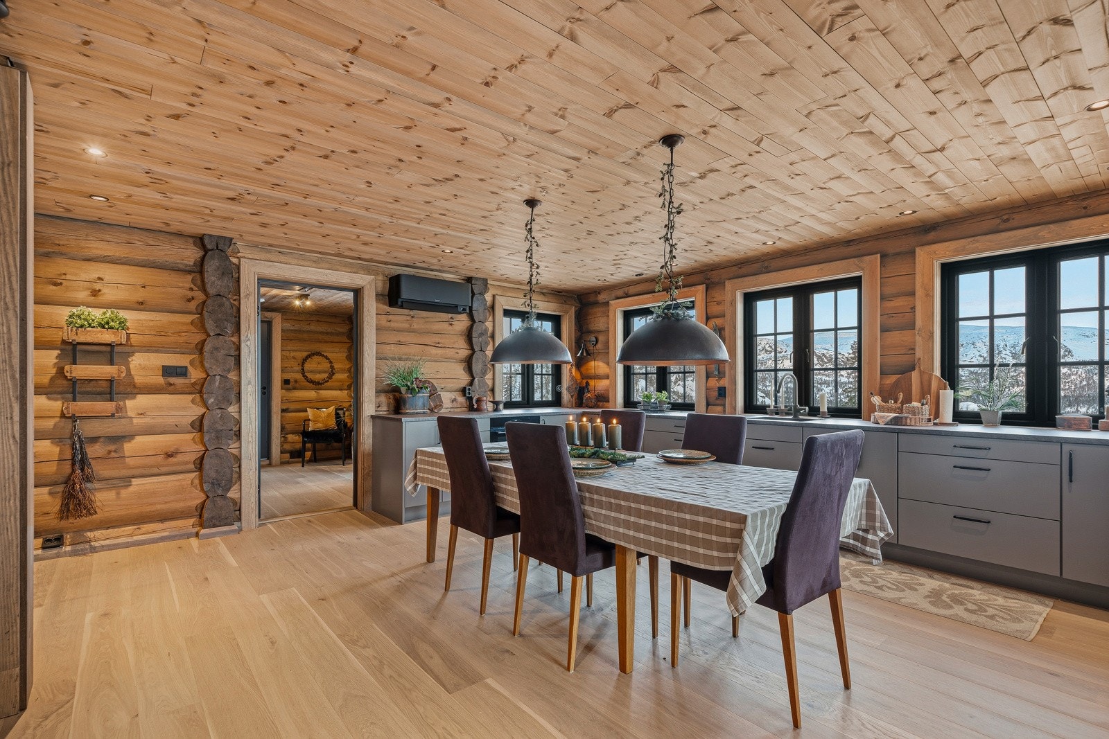 God plass til stort spisebord på kjøkkenet Galleribilde