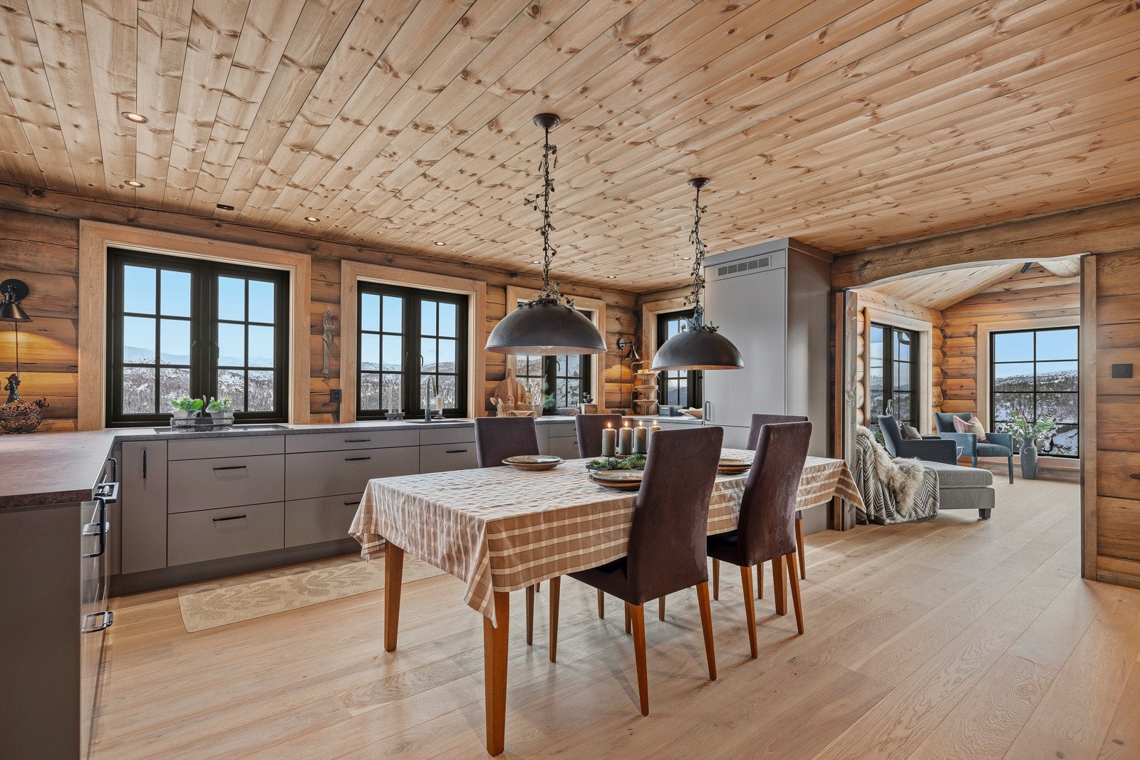 Håndbygget kjøkken av Bjørgulf Viki Heiltremøbler. Platetopp med integrert avsugning og innebygde hvitevarer fra Simens samt ekstra bredt kjøleskap (70 cm) Galleribilde