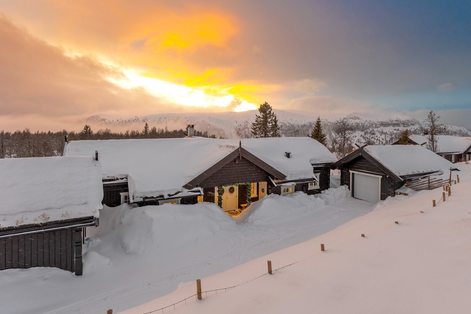 Tilhørende har hytta to garasjer hvorav den ene er oppvarmet. Galleribilde