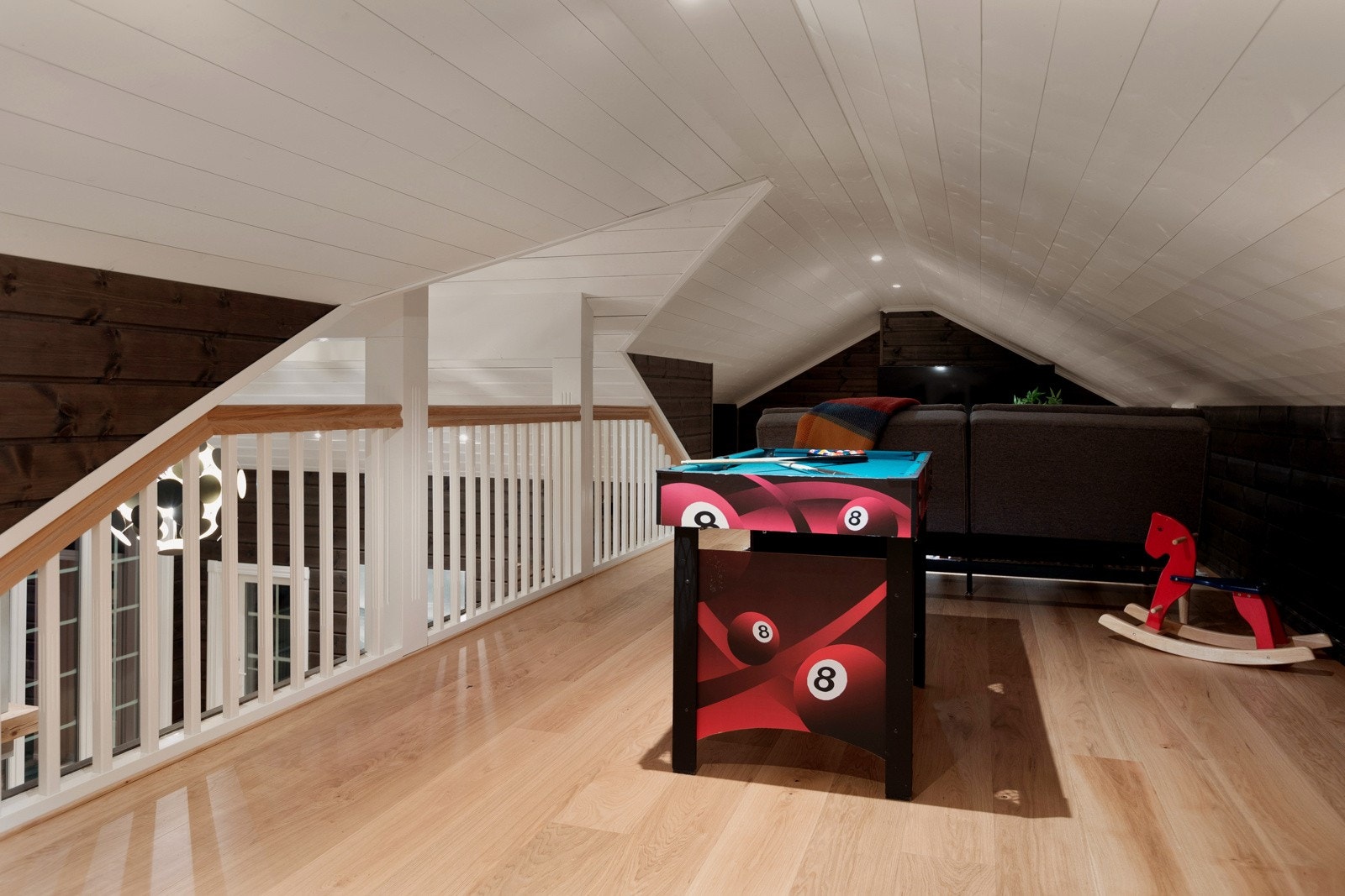 Hemsen er en fin løsning for ekstra sengeplass og oppholdsrom. Hemsen kan også være et kreativt og morsomt sted for barn å leke og boltre seg på. Hemsen har skråtak og deler av den går under ikke målbart areal på grunn av takhøyde. Galleribilde