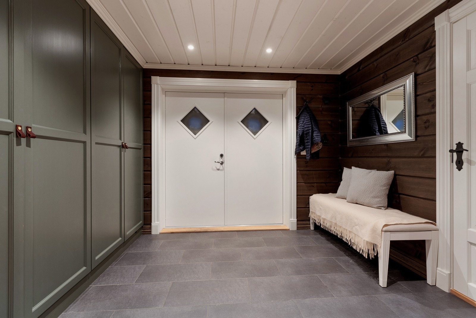 Romslig entré som har god plass til å oppbevare yttertøy og sko. En innbydende og funksjonell entré som passer perfekt til hyttas stil og som gir et godt førsteinntrykk. Galleribilde