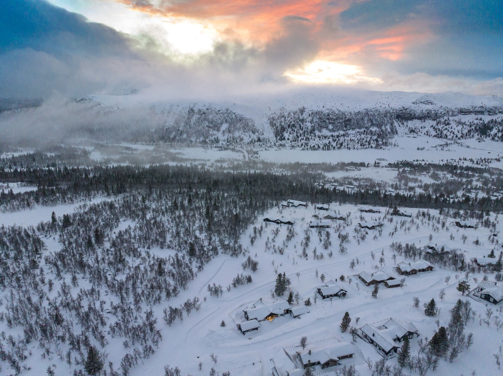 På vinterstid finner du milevis med preparerte langrennsløyper, samt alpinanlegg, rett i nærheten. Galleribilde