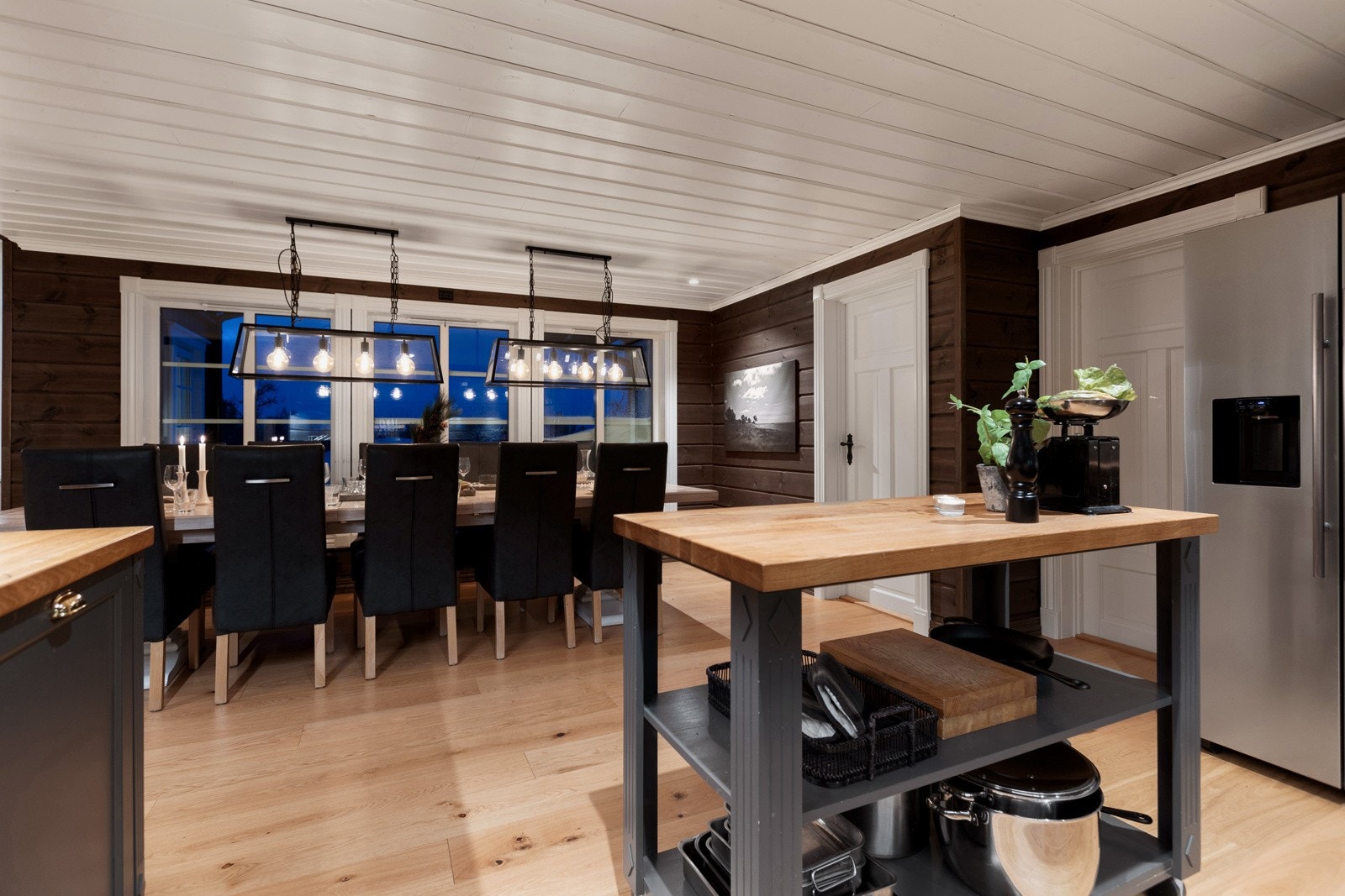 Kjøleskap og fryser med vann og isbiter. Galleribilde