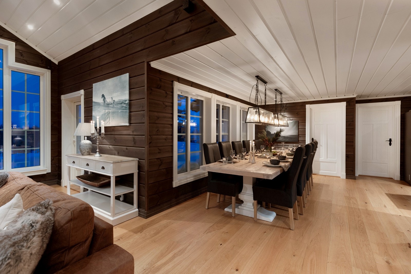 Spisestua er i åpen løsning med kjøkkenet og passer fint til å samle familie og venner til måltider og sosialt samvær. Galleribilde