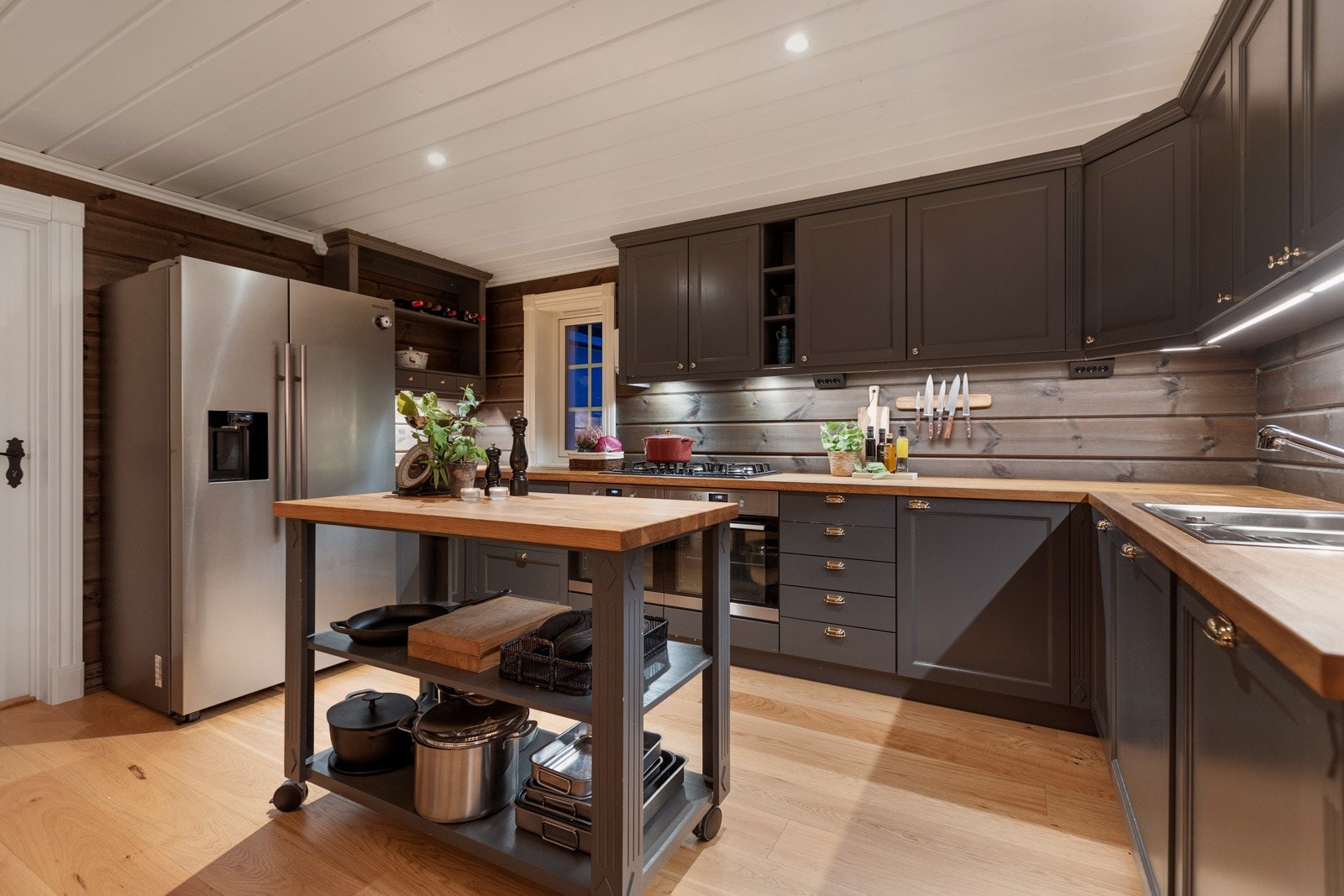 Innbydende kjøkken bestående av heltre skap og benkeplate i eik, et klassisk og tidløs design. Galleribilde