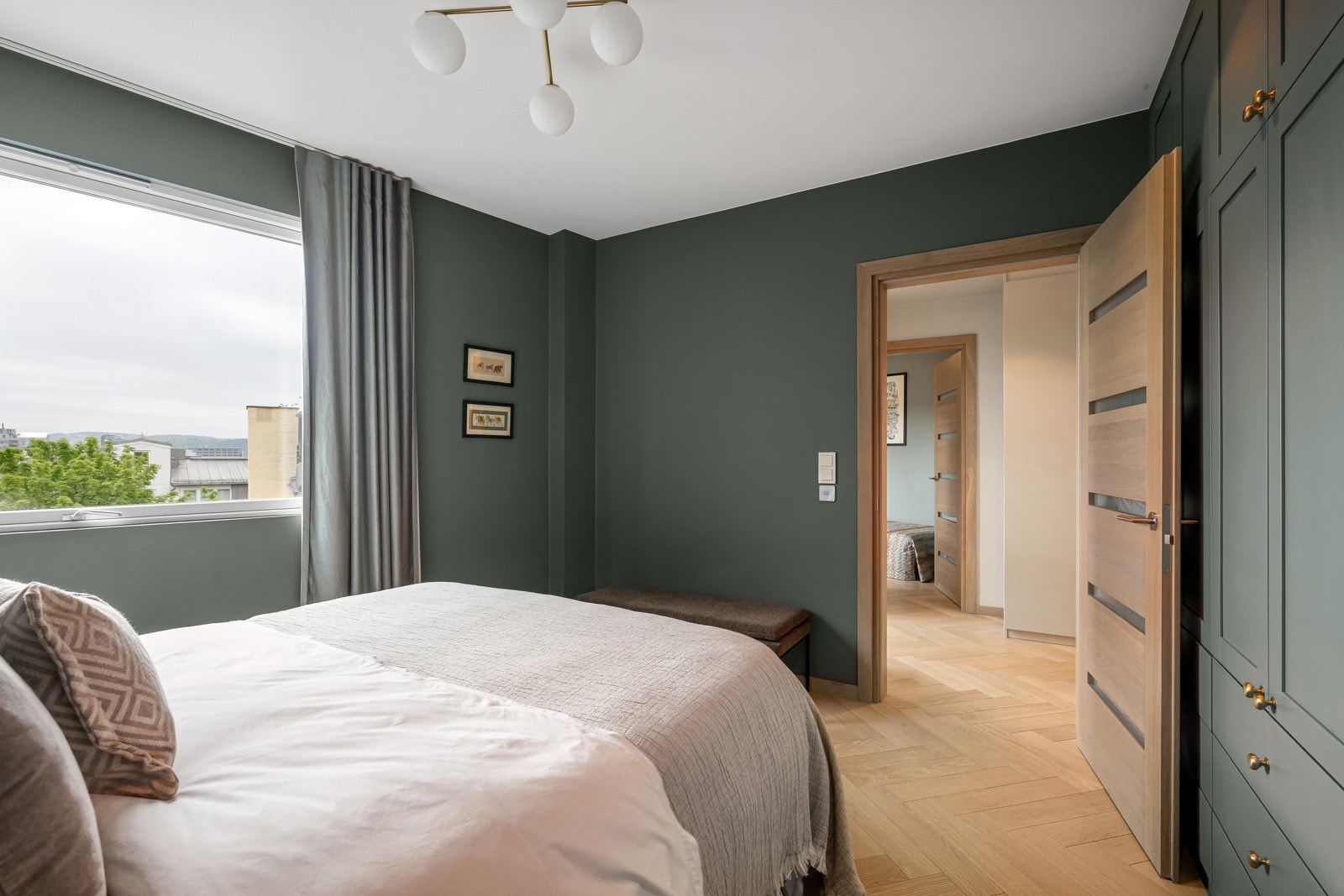 Eksklusiv fiskebensparkett fra Hakwood, levert av Flotte Gulv, og binder rommene sammen på elegant vis Galleribilde