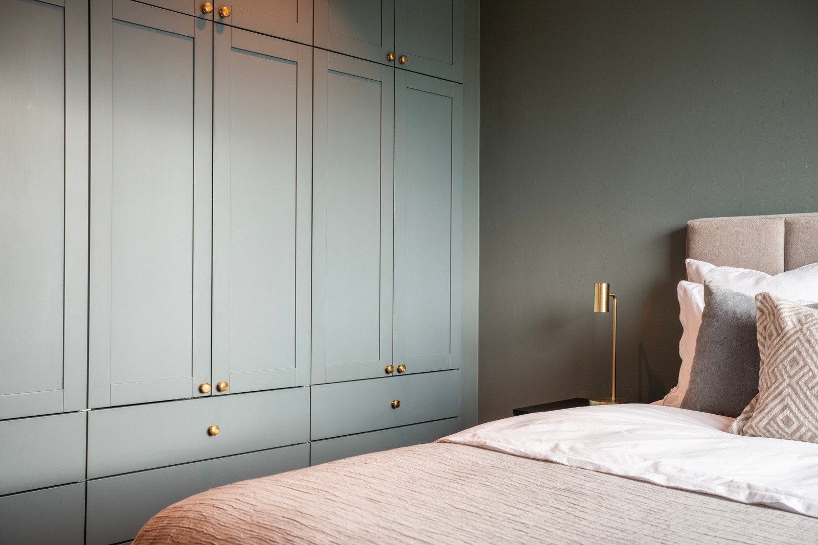 Rommet har plassbygde garderobeskap og god plass til en dobbeltseng med tilhørende nattbord Galleribilde