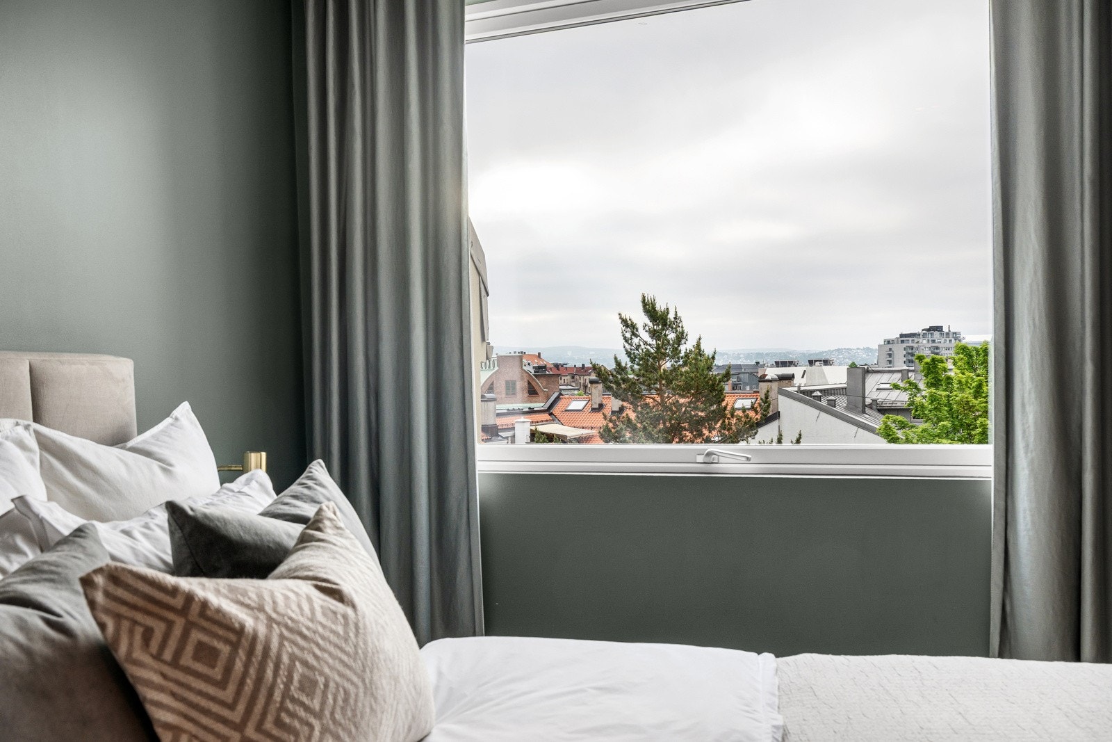 Soverommet vender mot bakgård og det er ingen innsyn inn Galleribilde