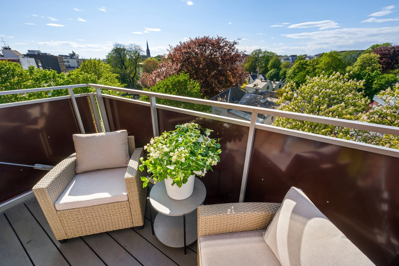 Det er plass til grill og balkongmøblement. Strømuttak er tilgjengelig, og det er mulig å sette opp utelys og eventuell montering av markise Galleribilde