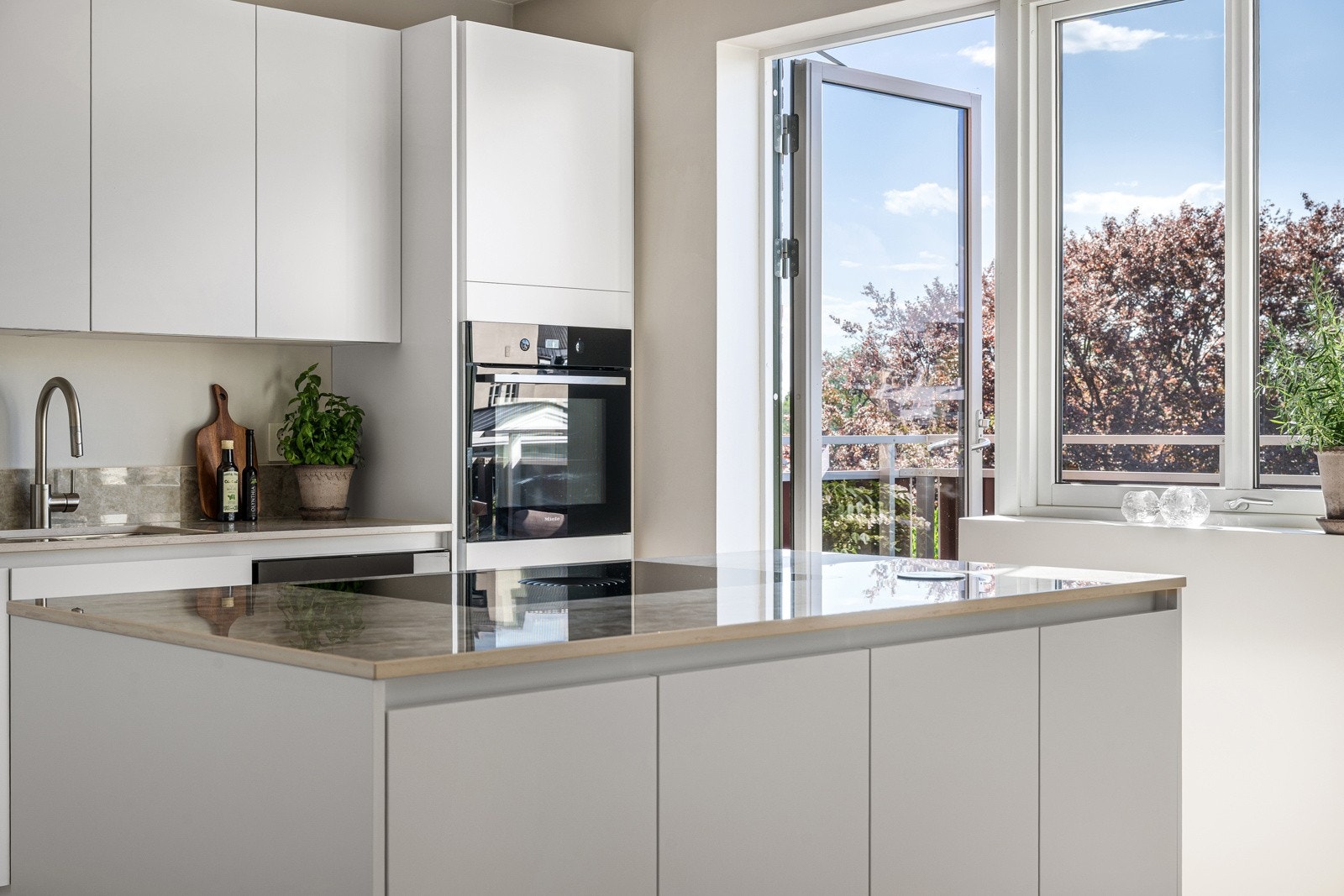 Under overskapene er det integrert lyslist som gir god arbeidsbelysning, og det er hele tre separate lyssoner som enkelt kan tilpasses ulike behov og stemninger Galleribilde