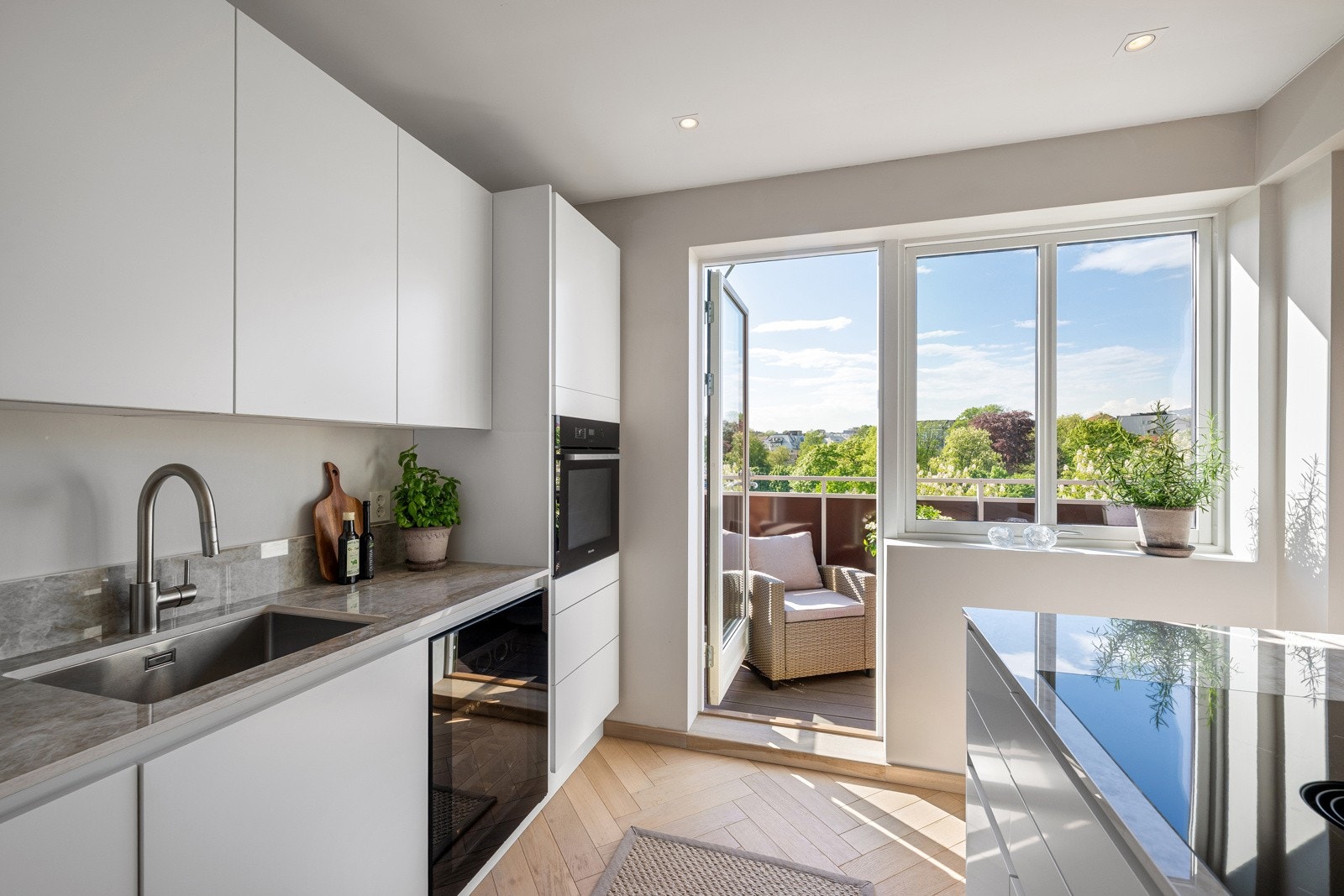 Store vindusflater slipper inn rikelig med naturlig lys og leder ut til leilighetens balkong ca. 5 kvm Galleribilde