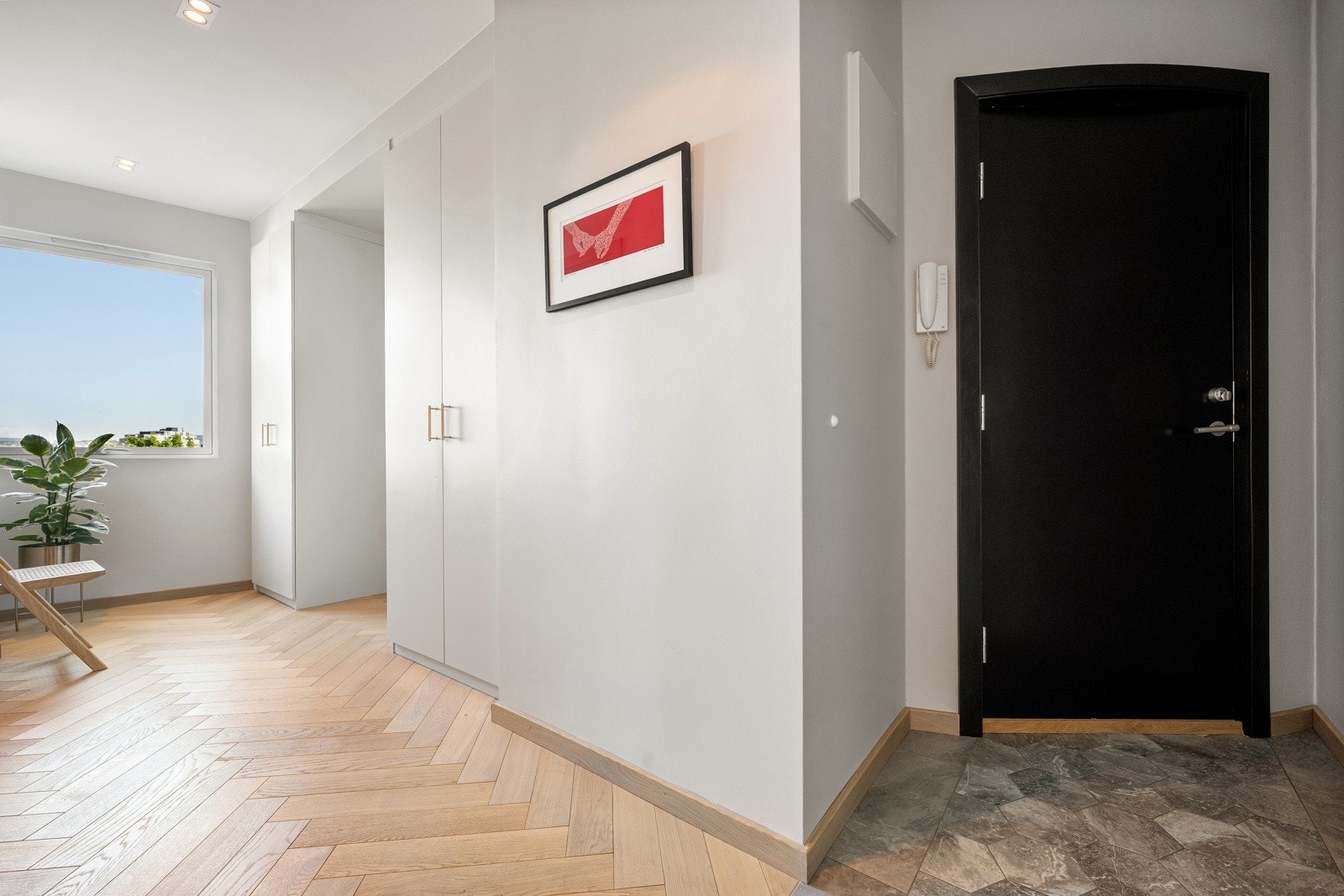 Leiligheten har en lys og stilren entré, hvor eksklusive hexagon-fliser fra Bella Studio og gulvvarme i egen sone setter en lun og moderne tone Galleribilde