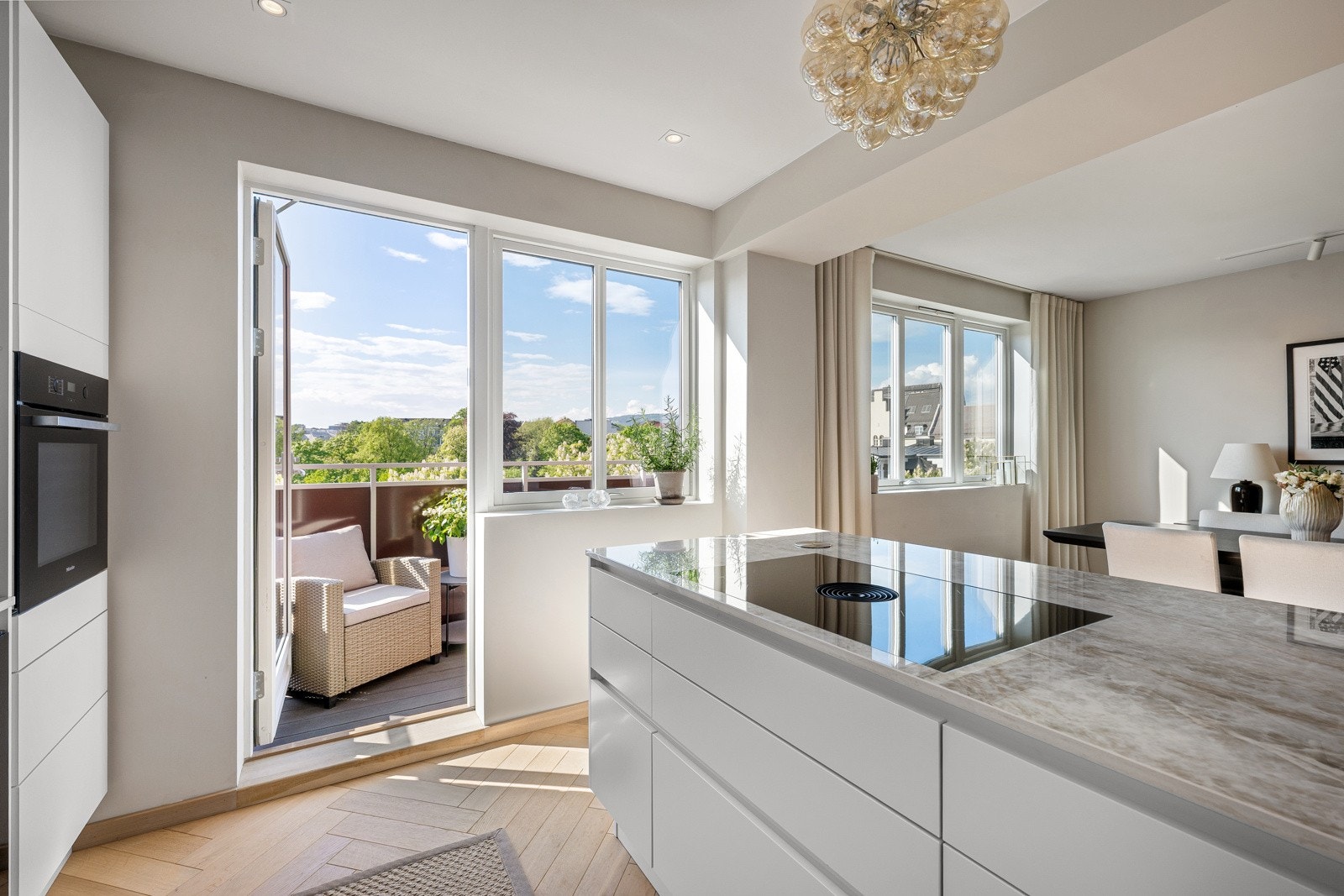 Kjøkkenet er utstyrt med integrerte hvitevarer av høy kvalitet: stekeovn med pyrolyse og oppvaskmaskin fra Miele, kjøleskap med fryser fra Samsung, og koketopp med benkeventilator fra Bora, samt vinskap fra Temptechs Sommelierserie med to temperatursoner Galleribilde