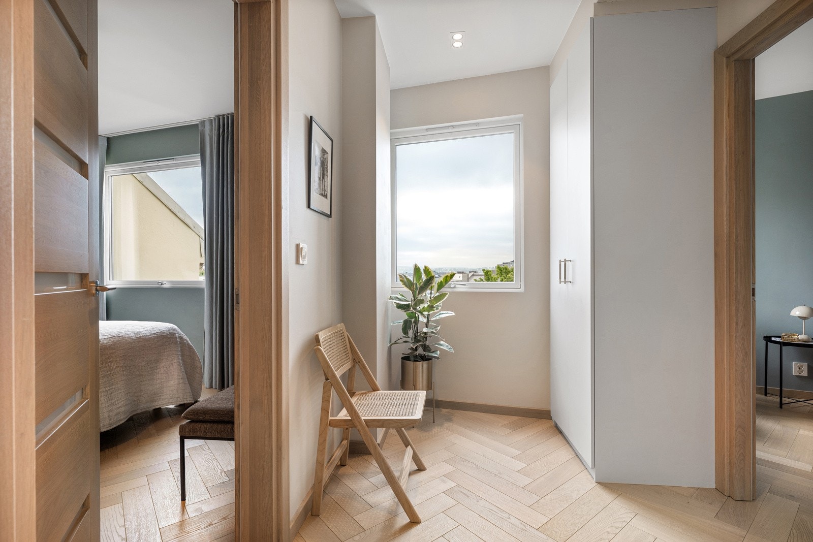 To separate lyssoner sørger for fleksibel belysning, og store vindusflater gir et luftig inntrykk med morgen- og formiddagssol, vakker utsikt mot byen og Ekeberg - helt uten innsyn Galleribilde